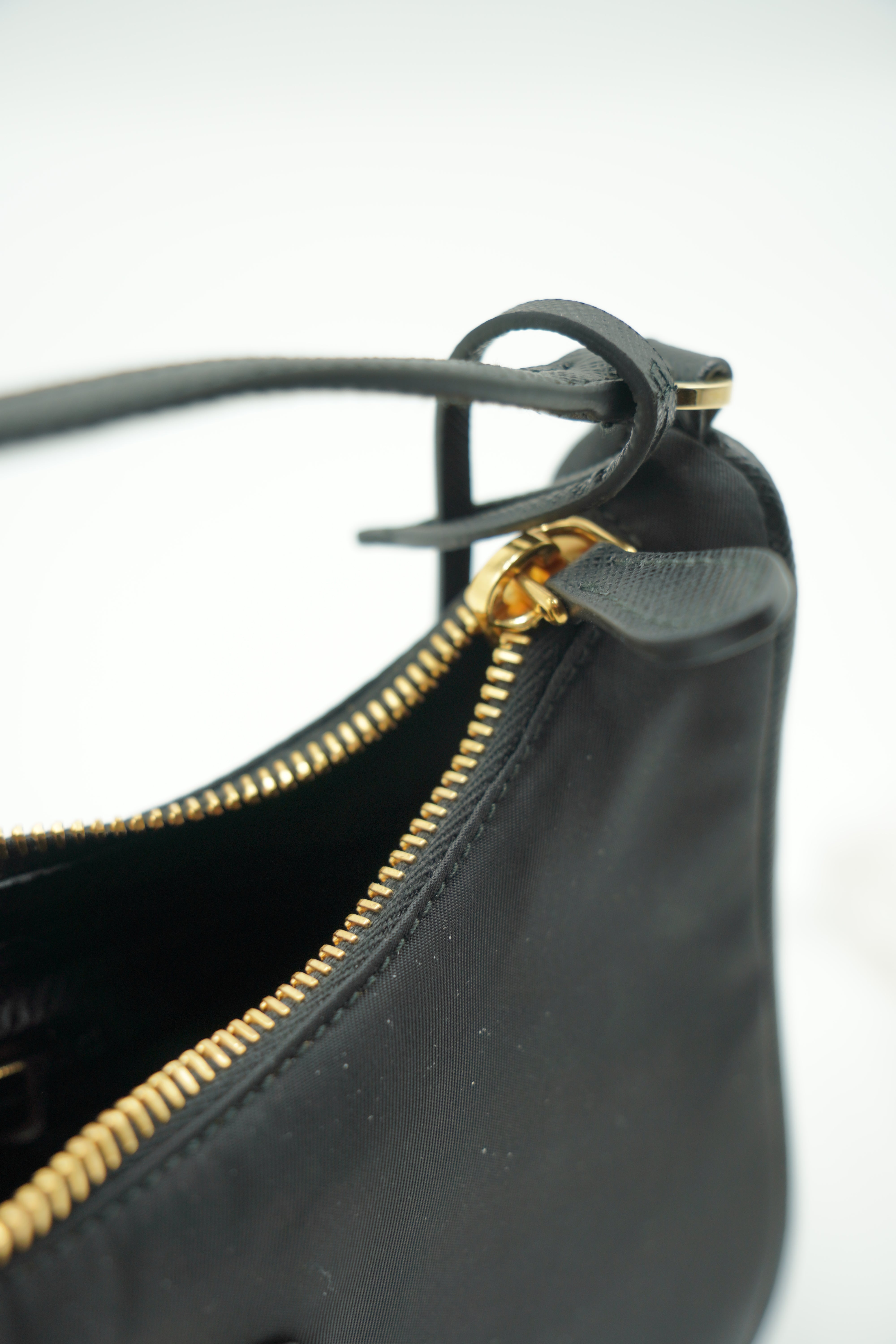 Prada Mini Borsa Re-Edition 2005 in Re-Nylon e Saffiano