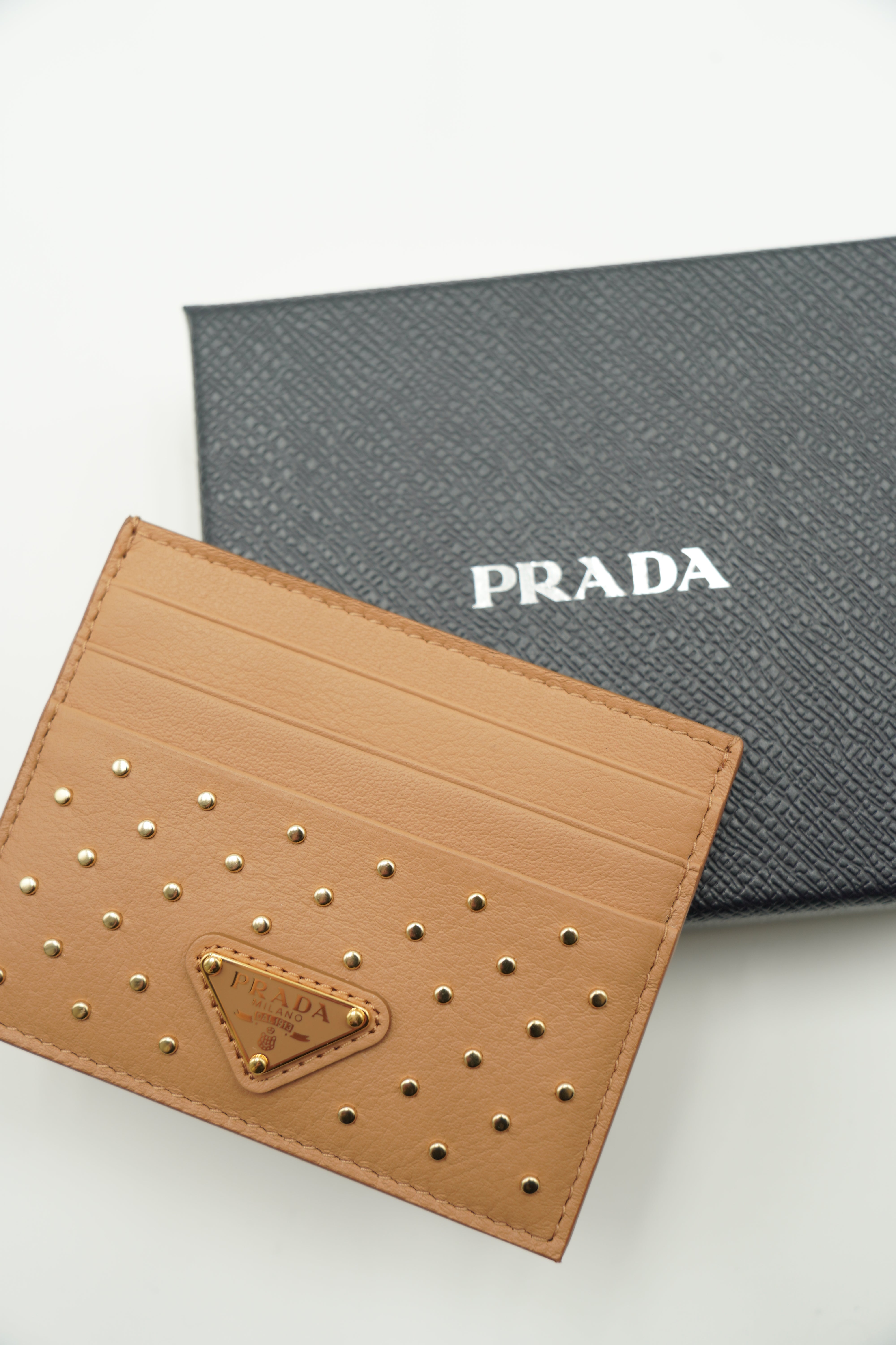 Tarjetero Prada de piel beige con tachuelas