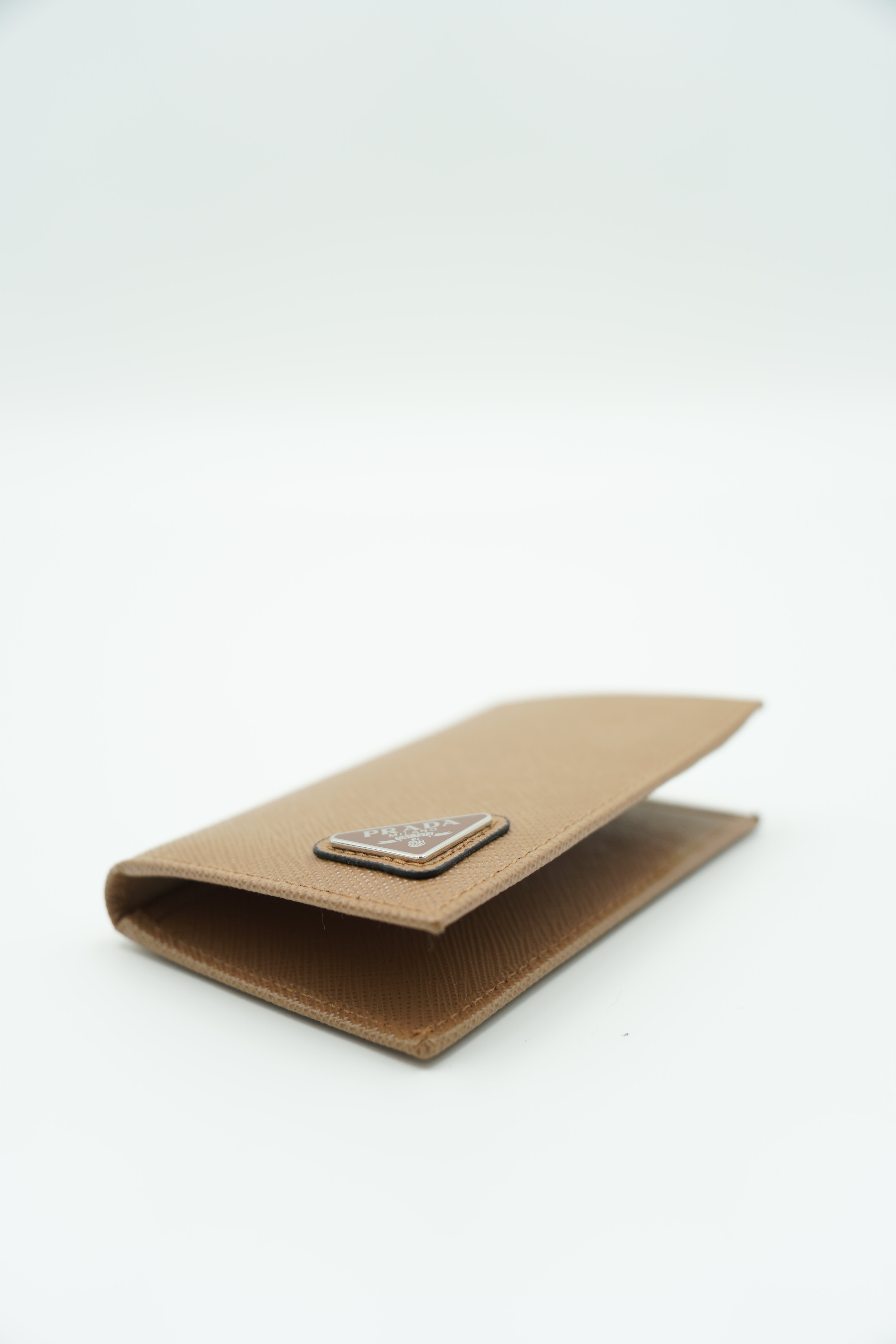 Tarjetero vertical Prada en piel saffiano beige