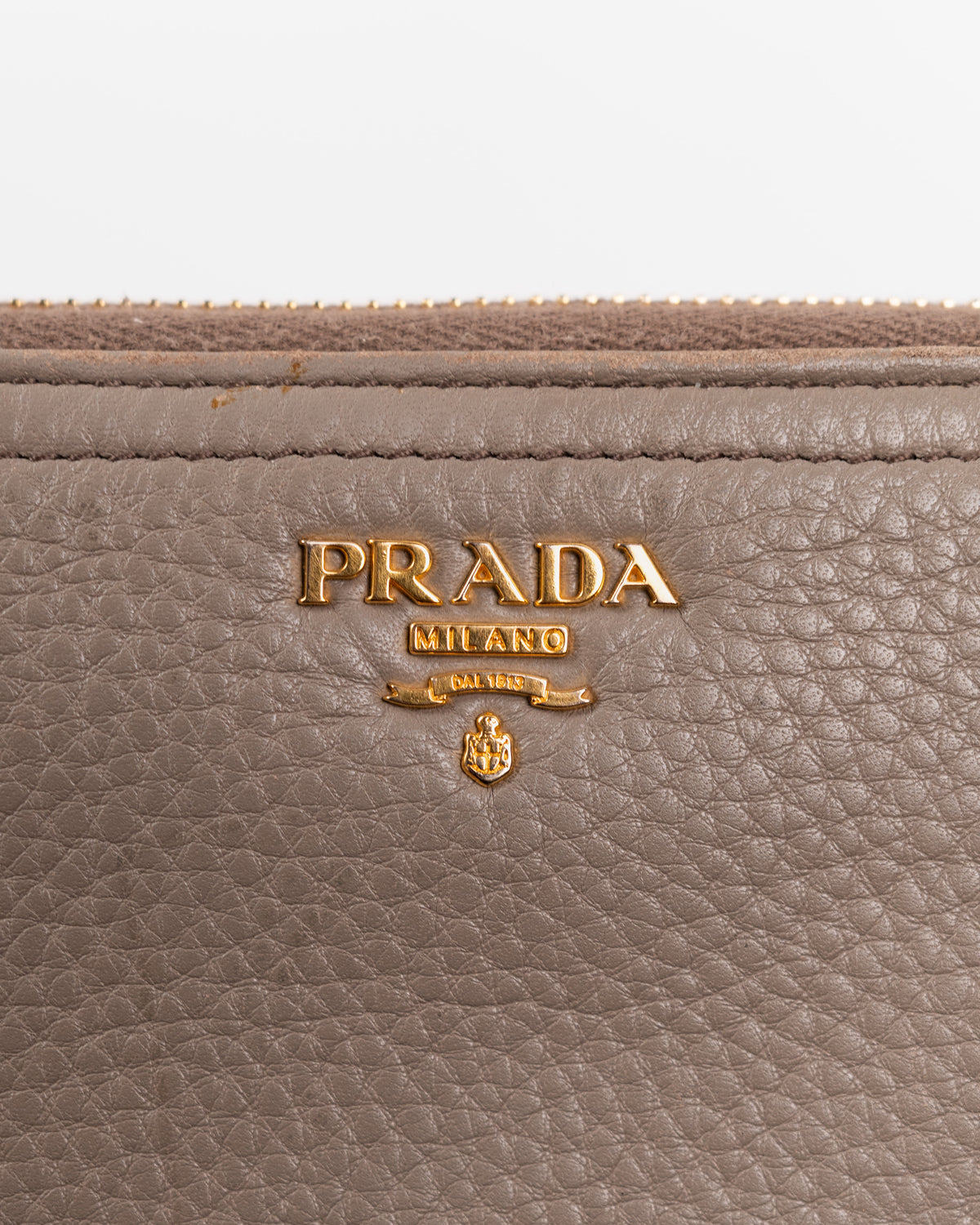 Prada Portafoglio Zip Around Pelle Martellata Beige second hand luxury - Aurea Luxury Lab