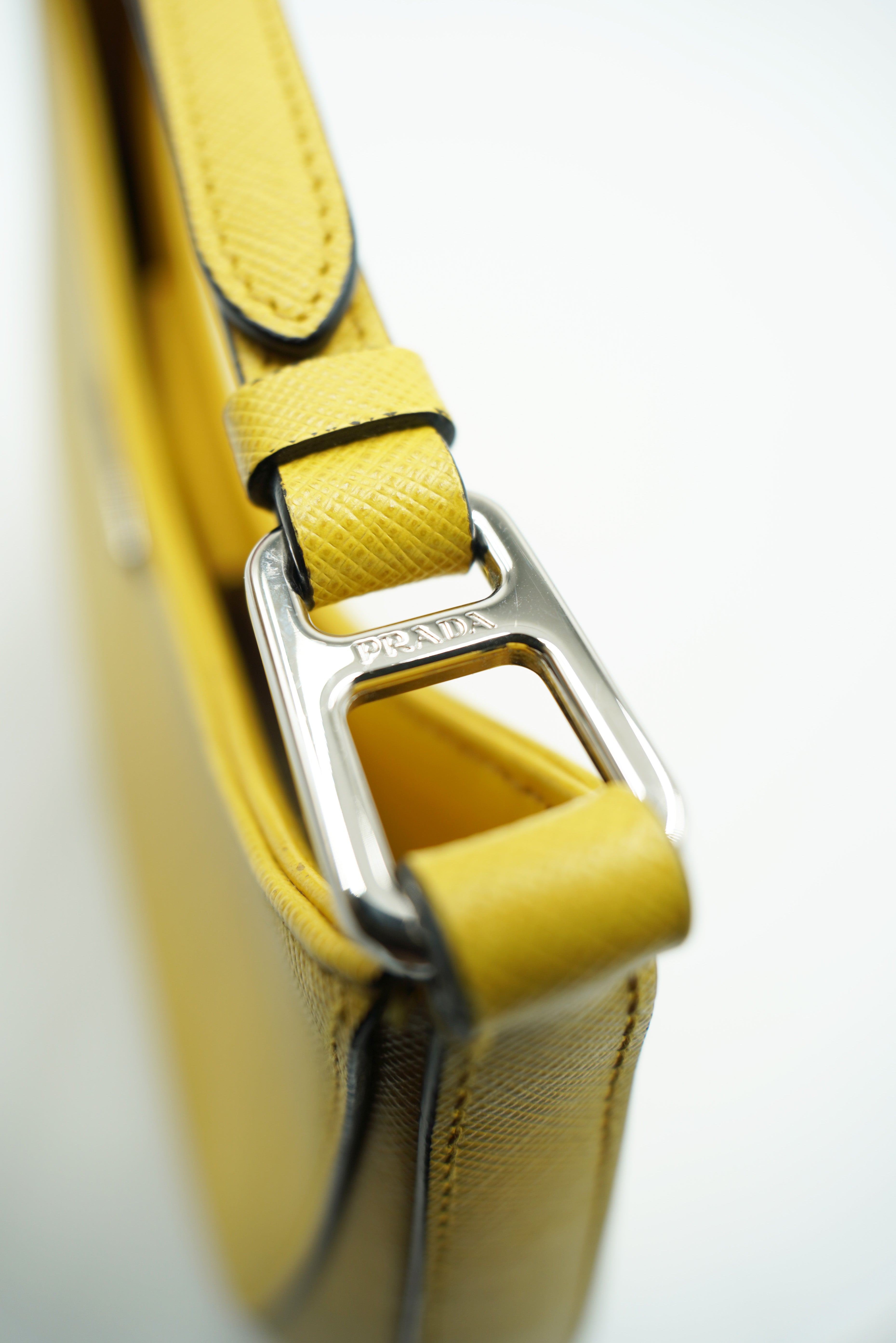 Bolso Prada Cleo en piel cepillada amarilla