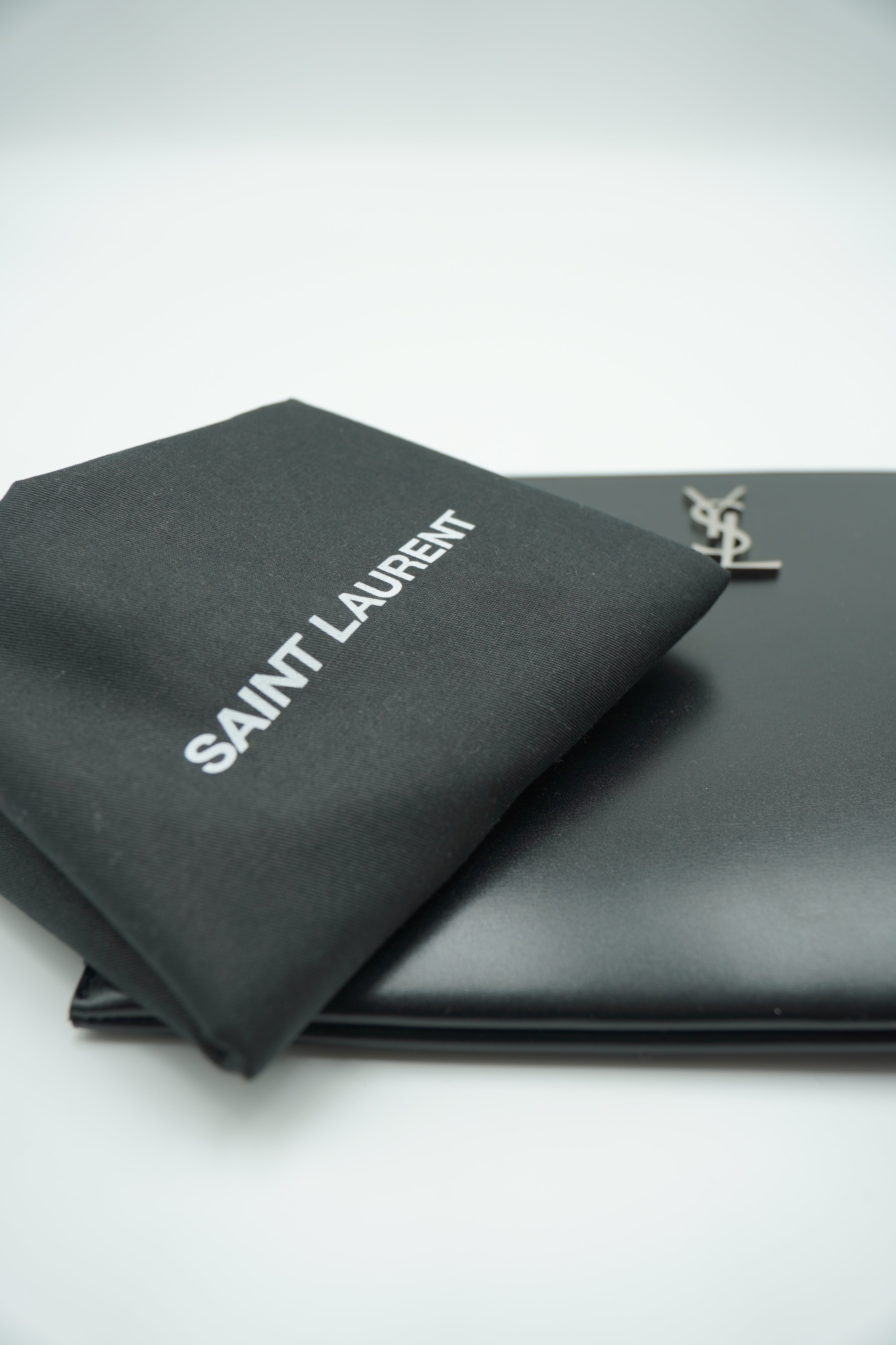 Saint Laurent Bolso Clutch Cassandre Negro