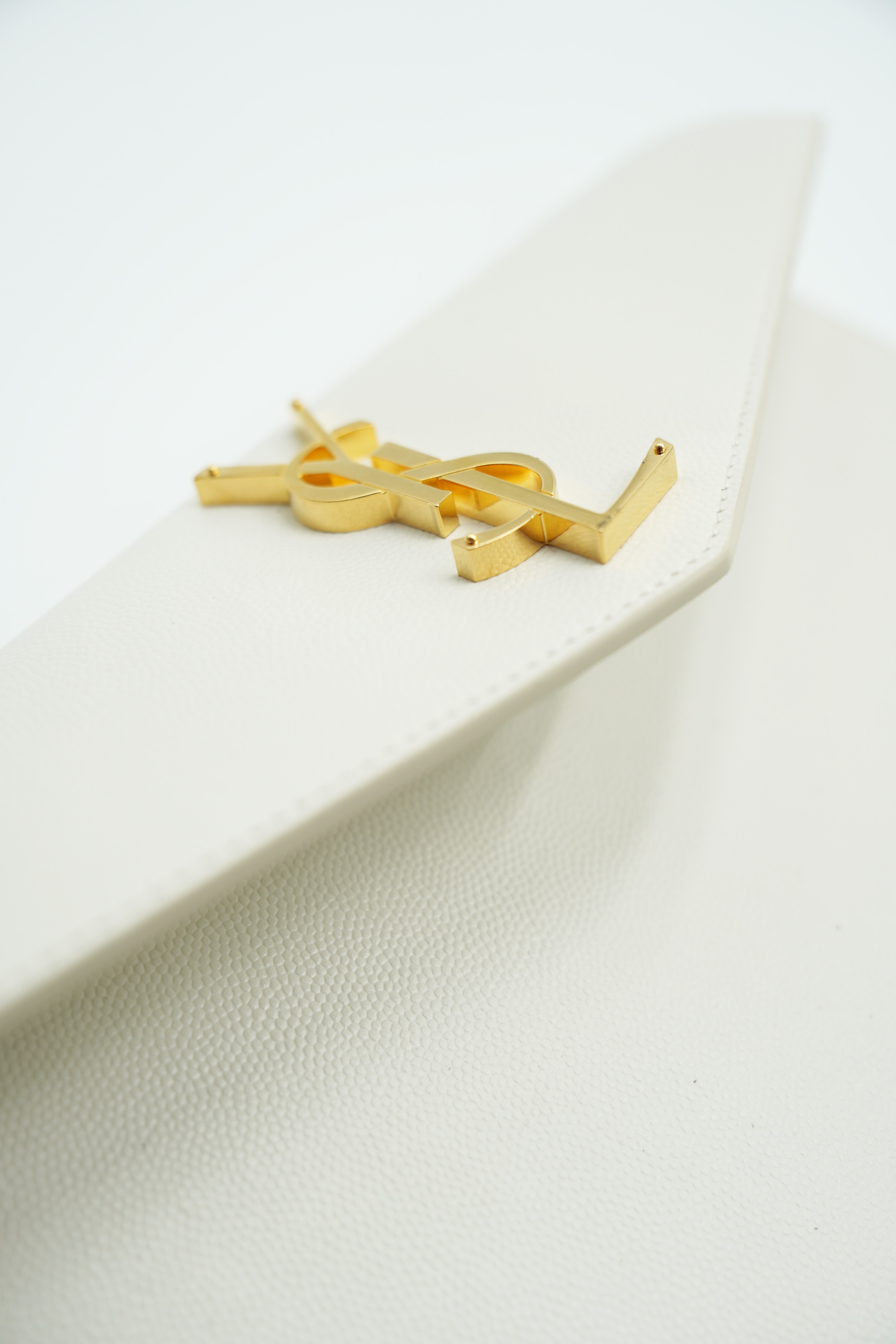 Saint Laurent Uptown Pochette de piel repujada color leche