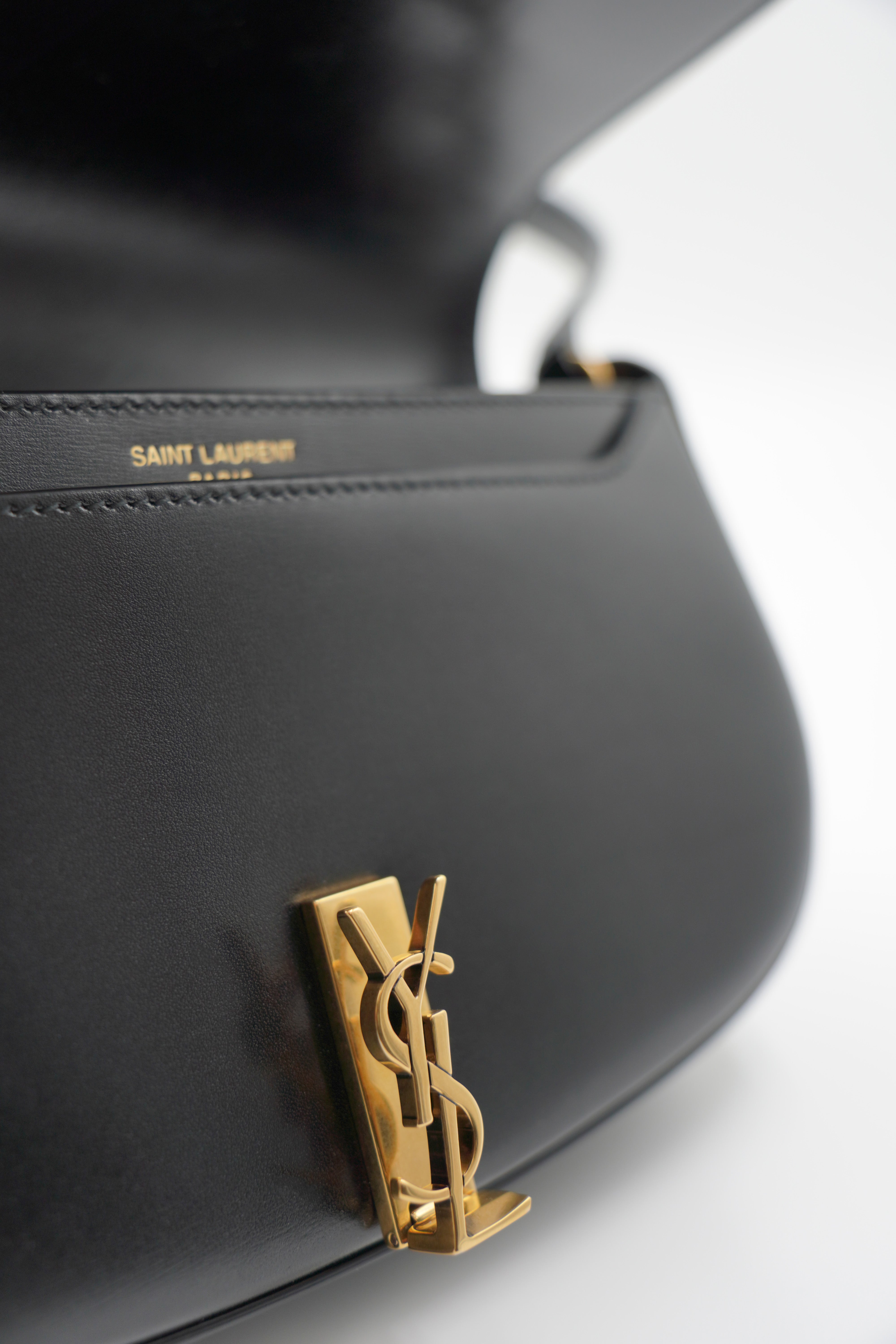 Bolso mini Voltaire de piel negra de Saint Laurent
