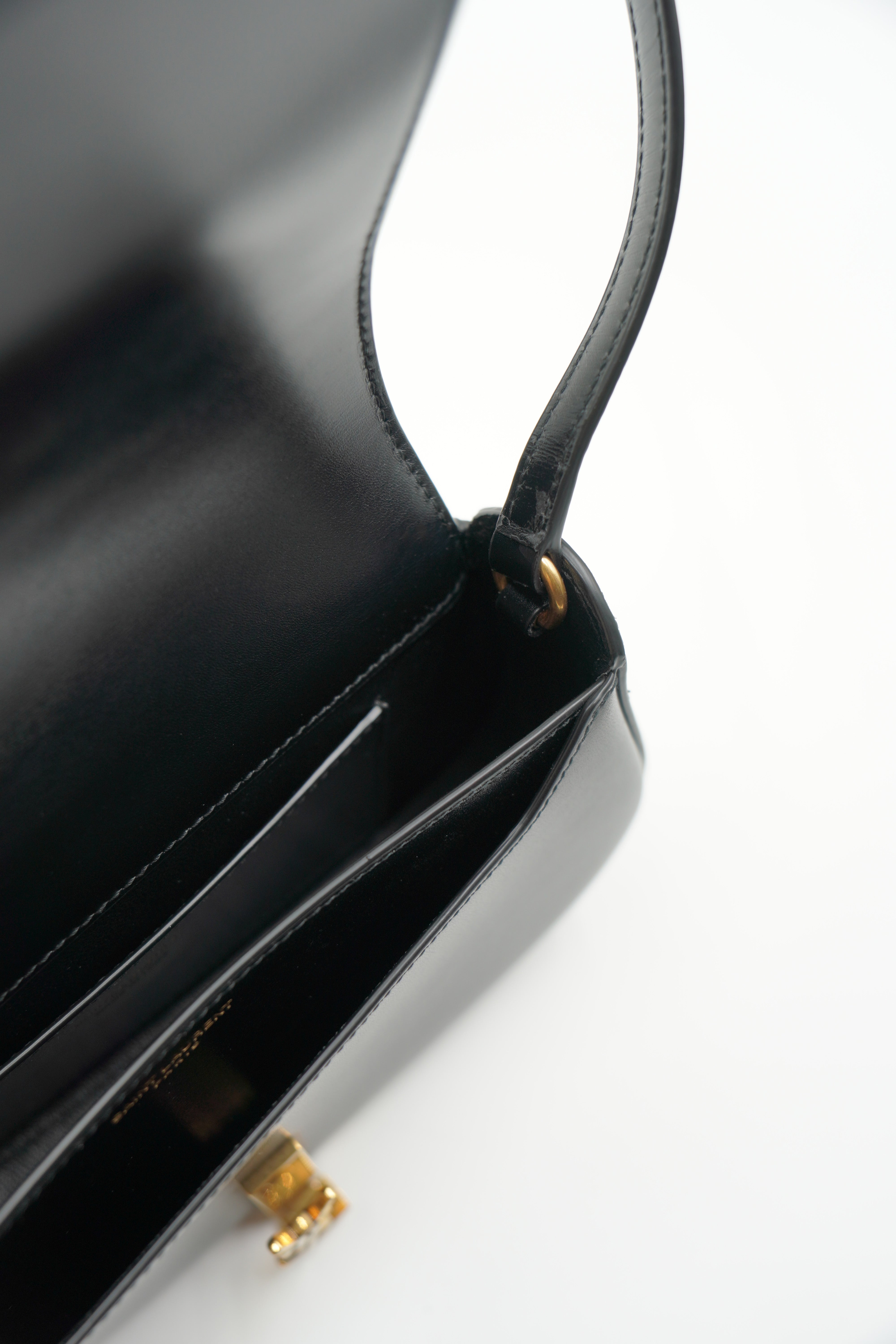 Bolso mini Voltaire de piel negra de Saint Laurent