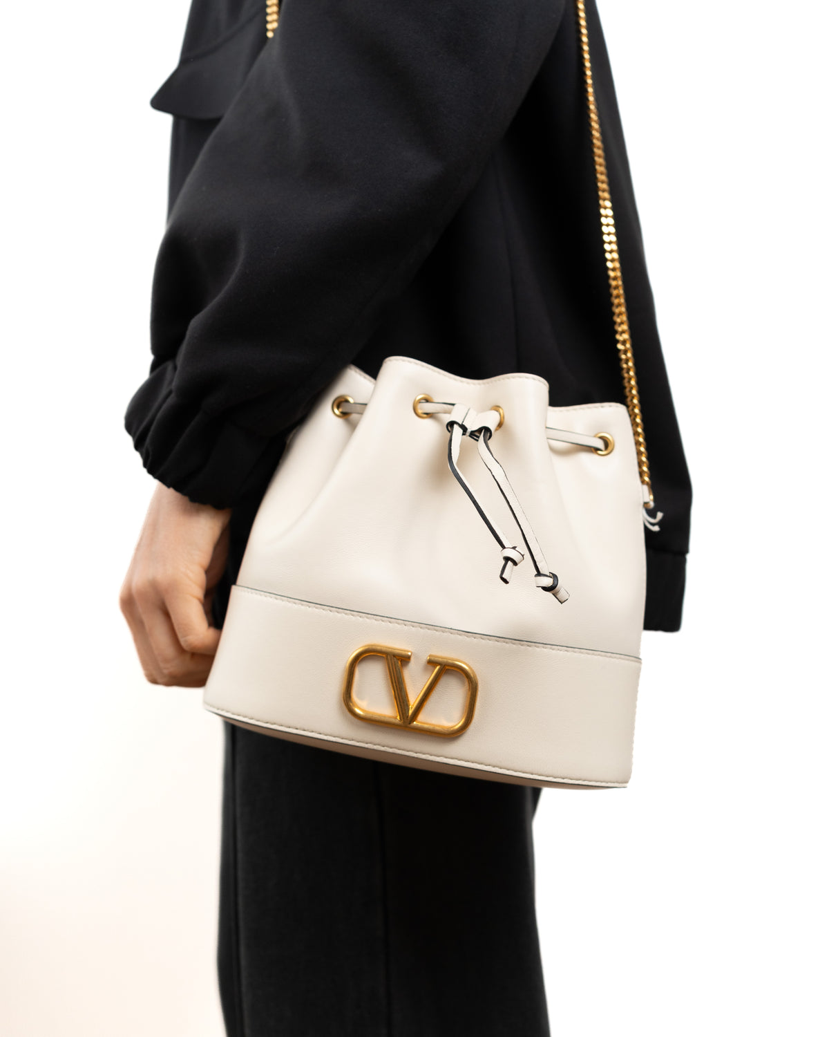 Valentino Garavani Borsa Mini VLogo Signature Secchiello Pelle Nappa Bianca pre-owned certificata - Aurea Luxury Lab