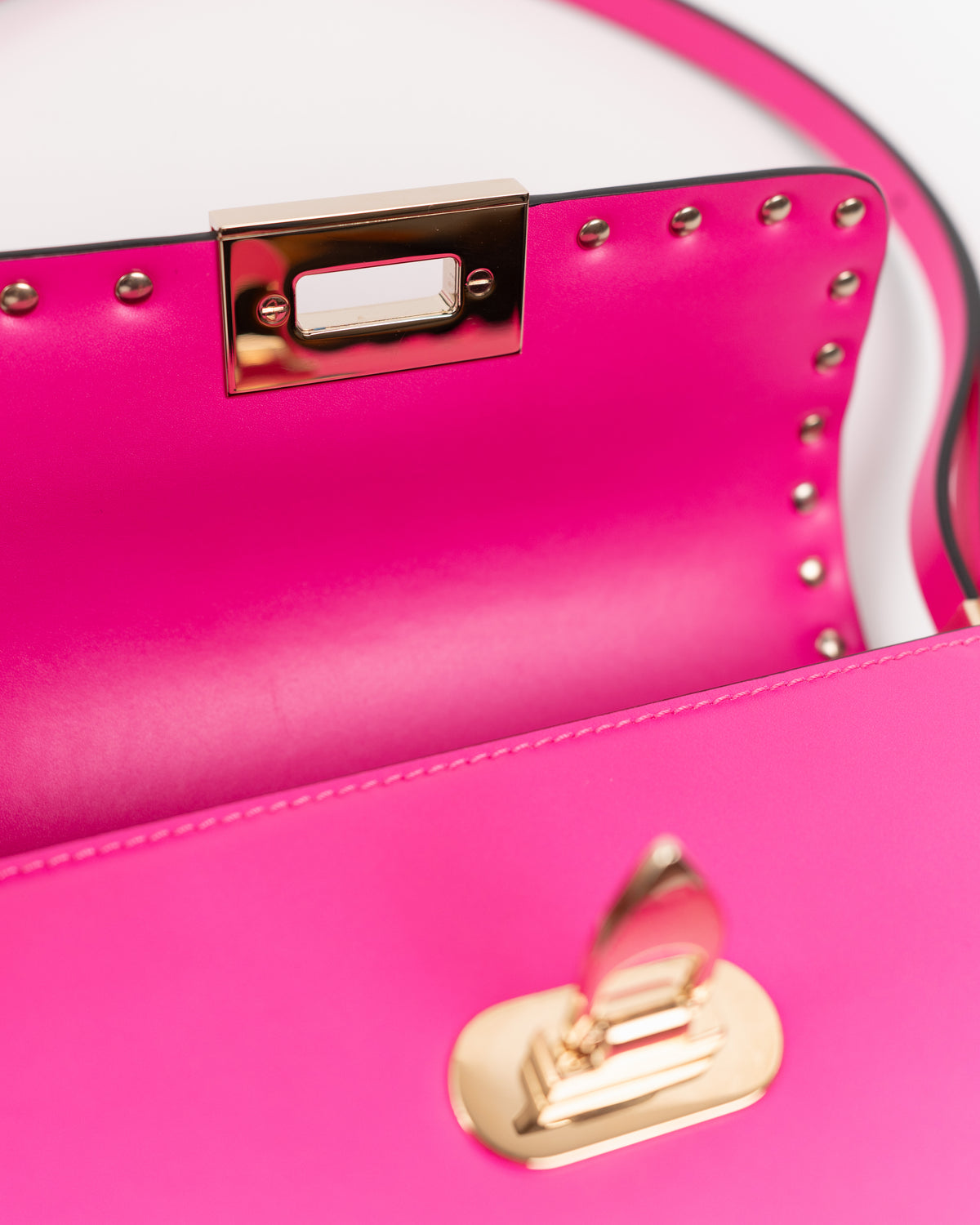 Valentino Garavani Borsa Rockstud23 Small Pelle Rosa Fucsia luxury resale autentica - Aurea Luxury Lab