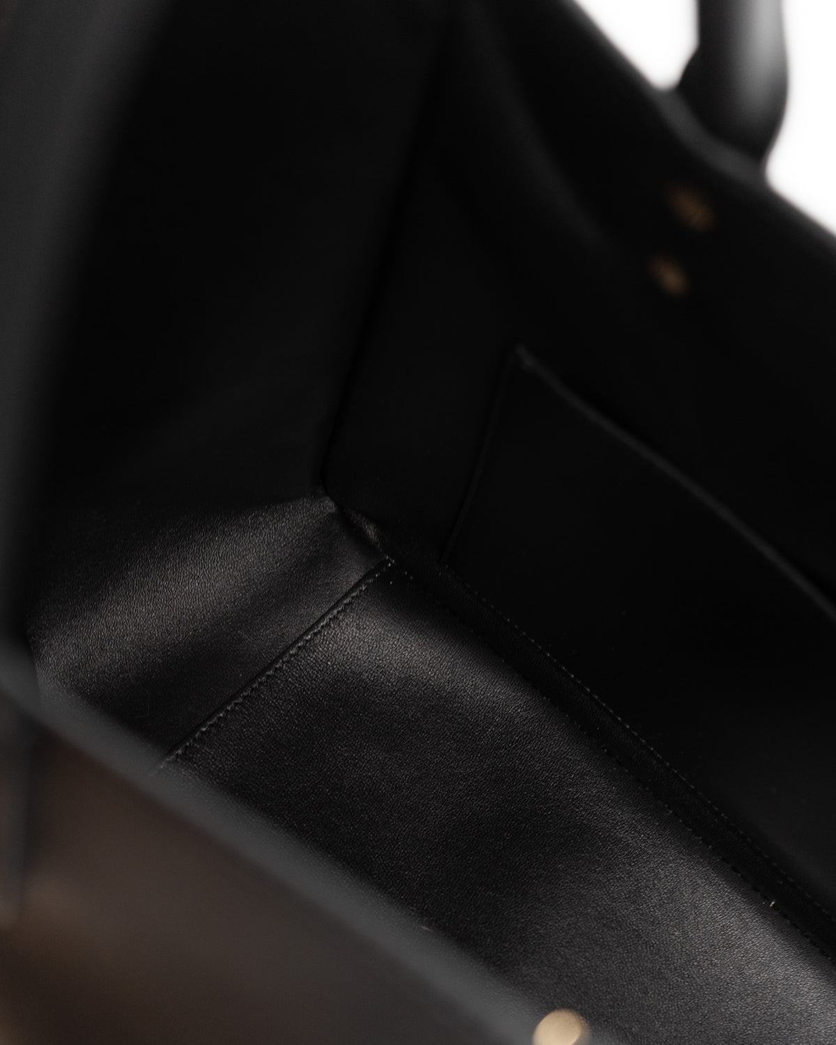 Valentino Garavani Borsa Tote VLogo Side Pelle Nera dettaglio pre-owned certificata - Aurea Luxury Lab