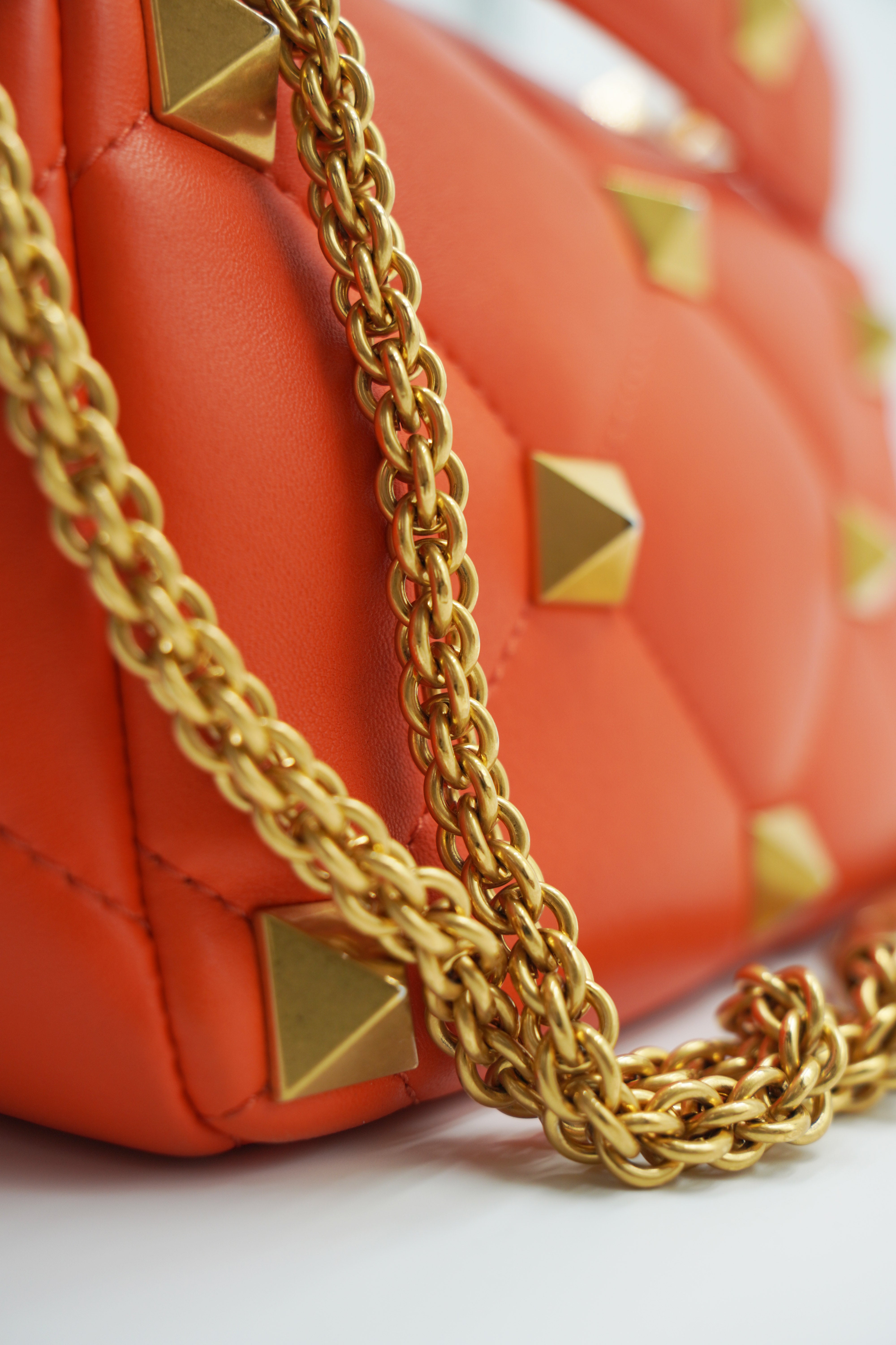 Valentino Garavani Borsa Roman Stud Pelle Arancione Con Borchie usata autentica - Aurea Luxury Lab