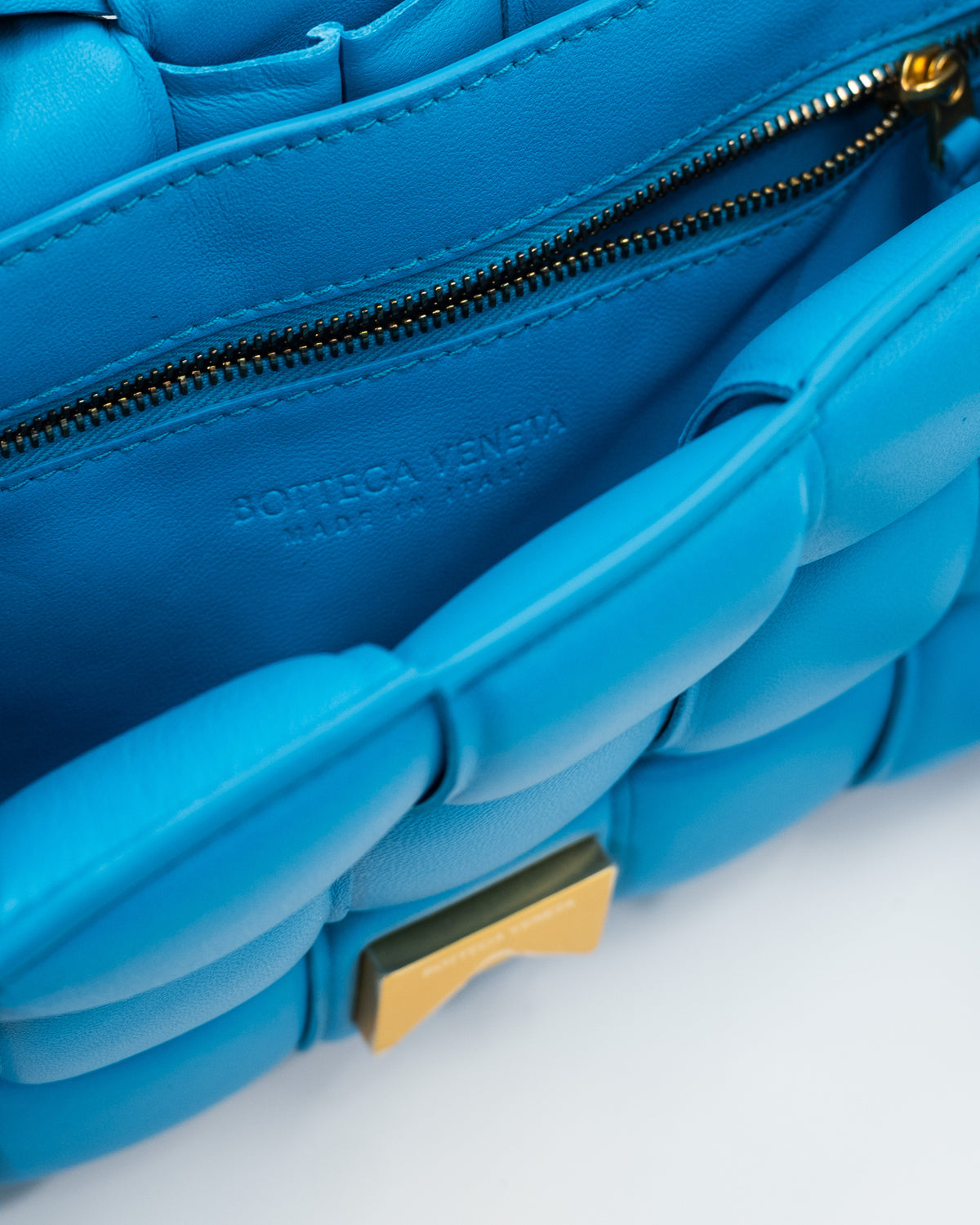 Bottega Veneta Borsa Padded Cassette Pelle Nappa Celeste usata come nuova certificata - Aurea Luxury Lab