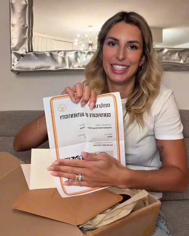Giorgia Ginevra con il certificato di autenticità Aurea