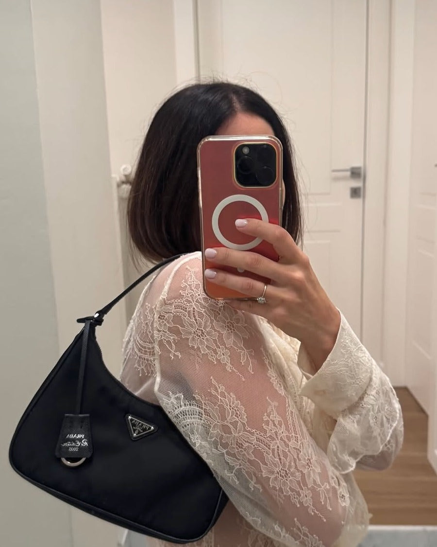 Giulia Malavasi con Prada Re-Edition in nylon nero