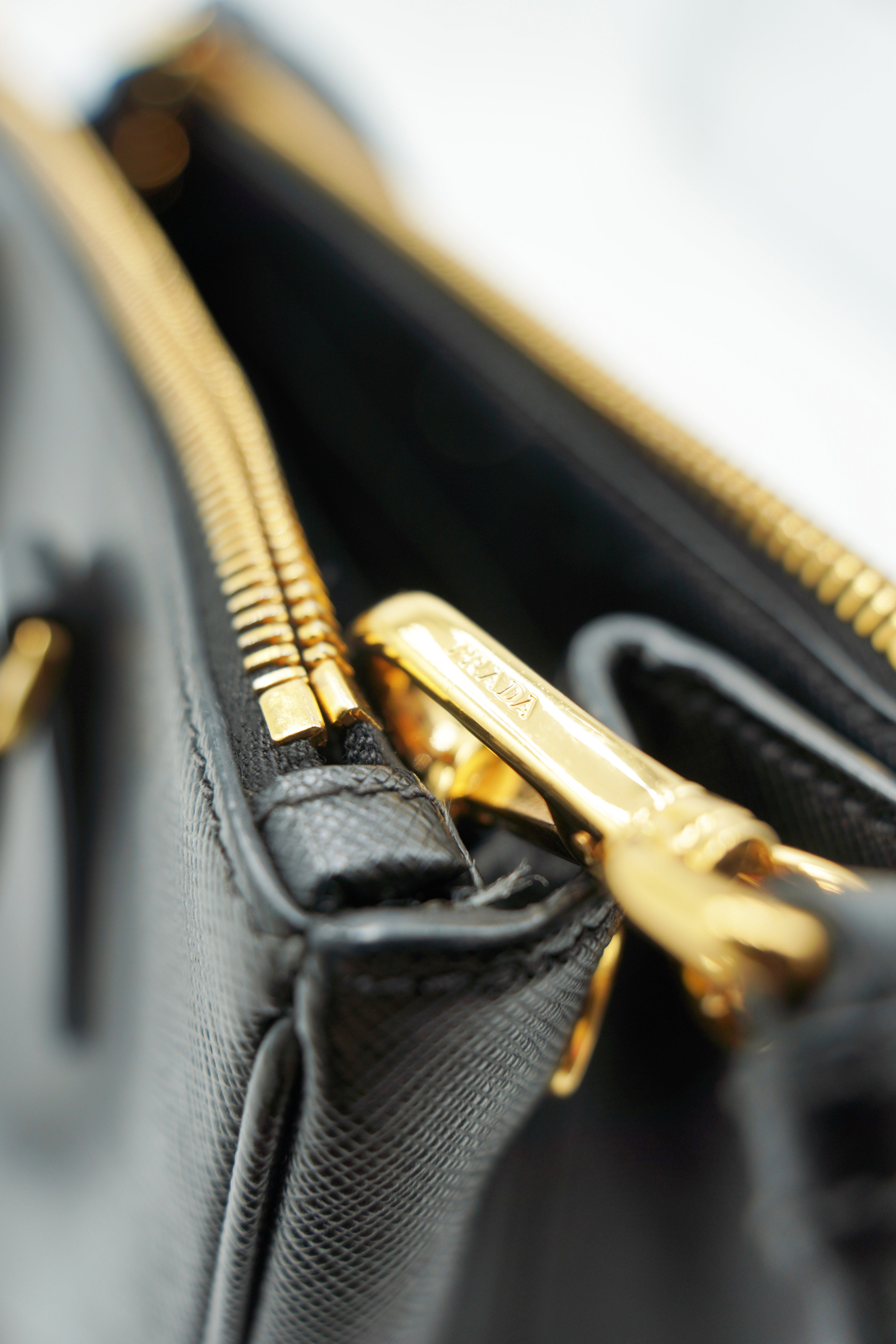 Bolso Saffiano mediano Galleria de Prada en negro