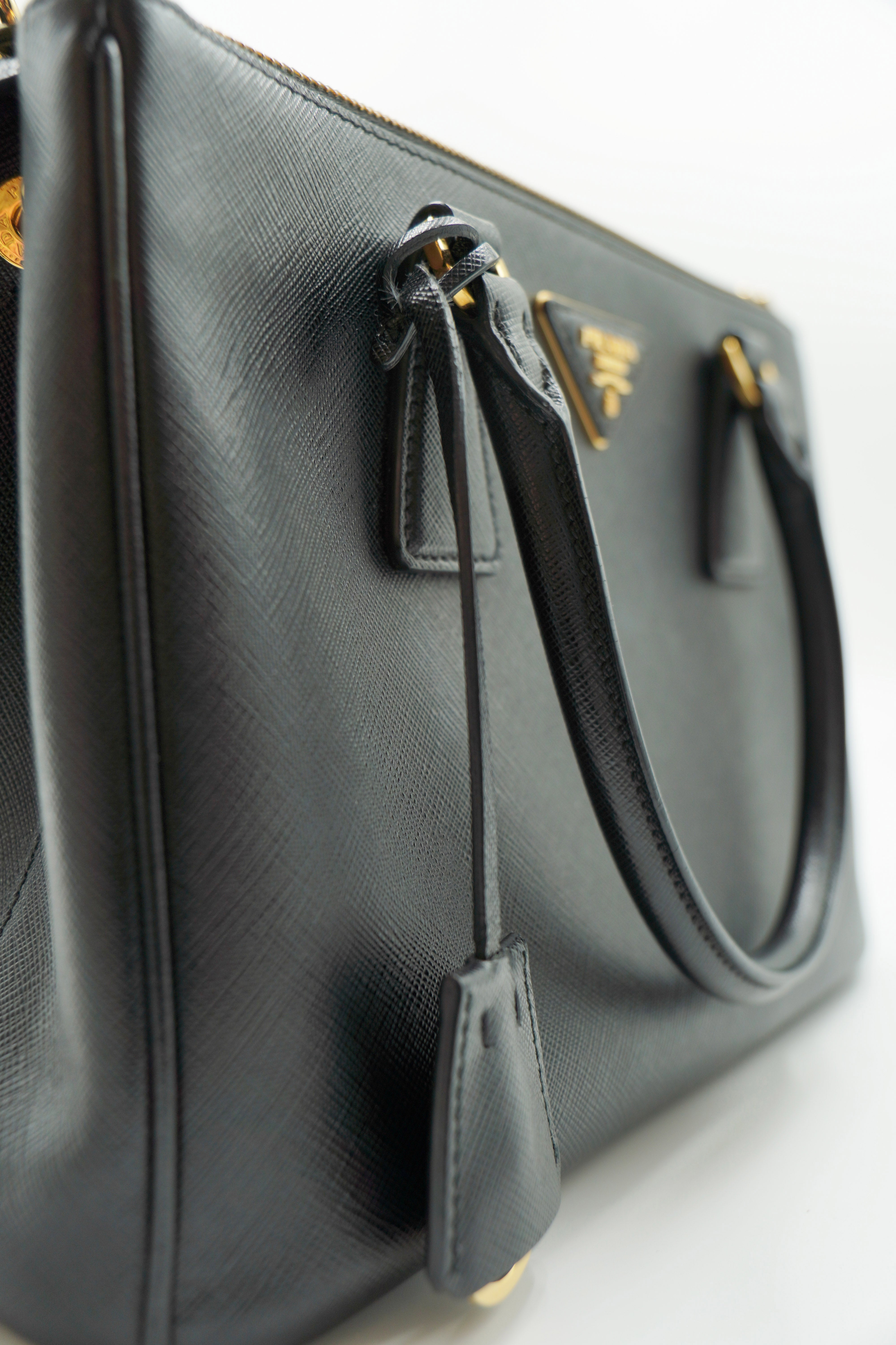 Bolso Saffiano mediano Galleria de Prada en negro