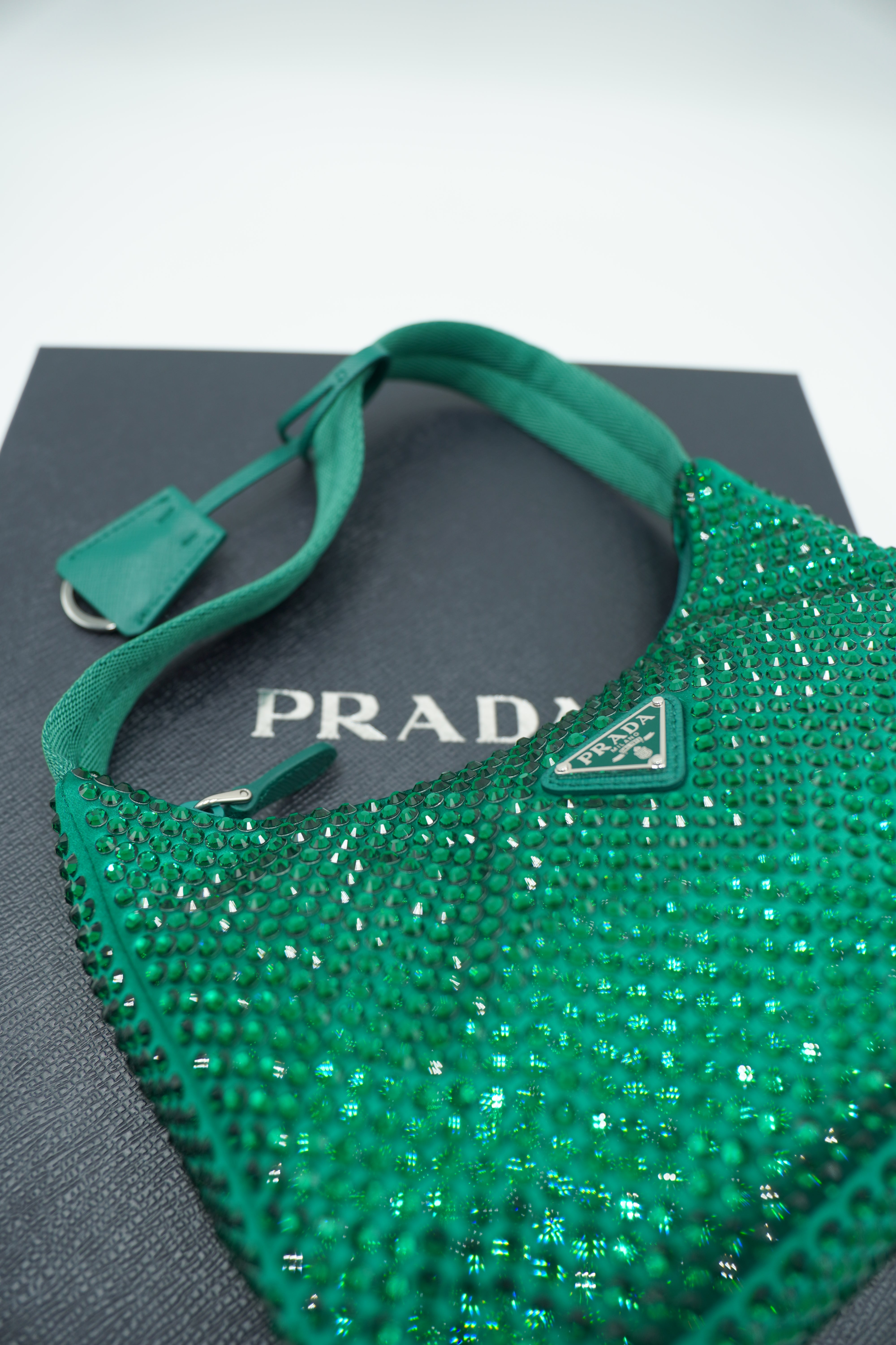 Mini borsa Prada Re-Edition Crystal con cristalli verde - Aurea Luxury Lab
