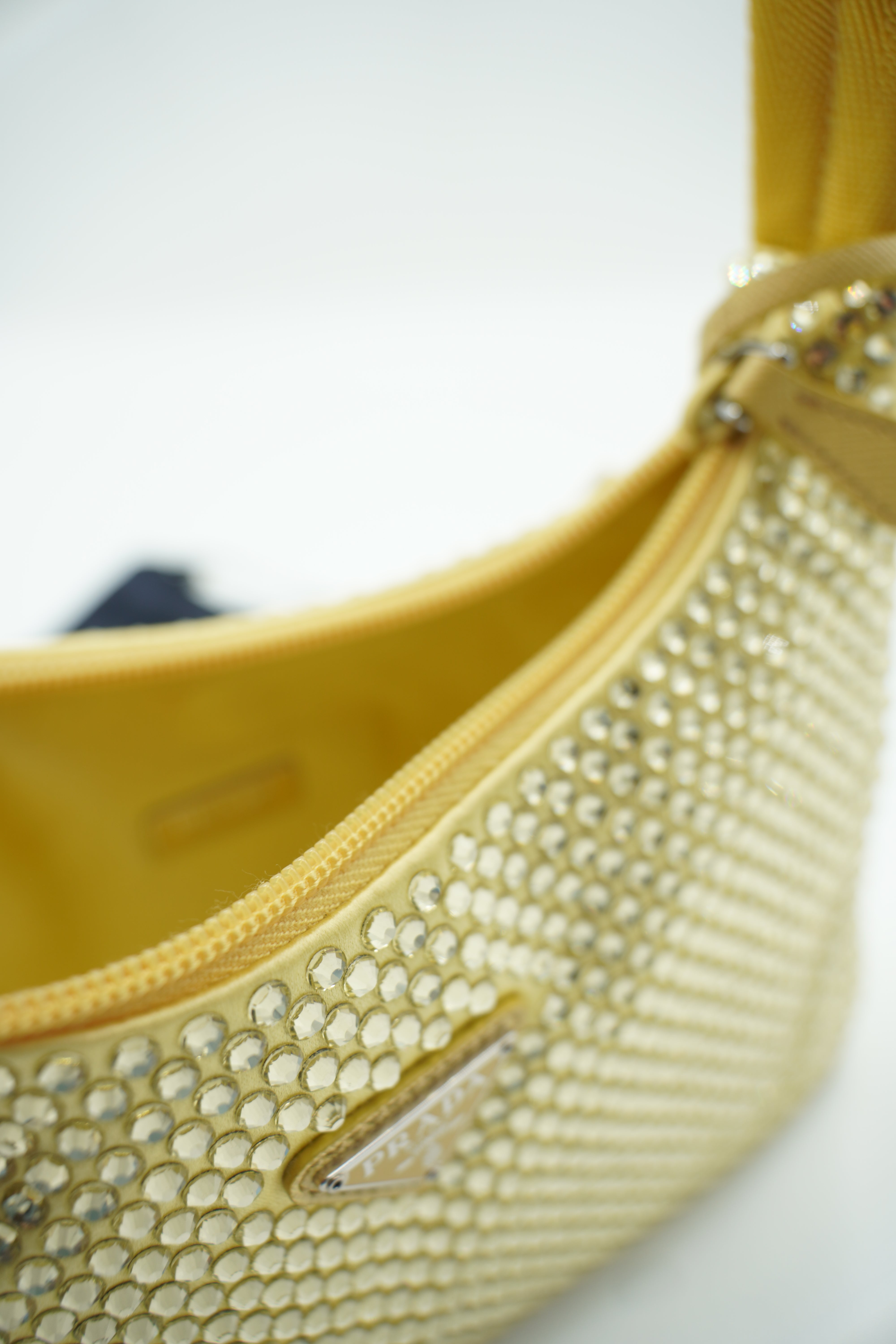 Mini borsa Prada Re-Edition Crystal con cristalli giallo usata come nuova certificata - Aurea Luxury Lab