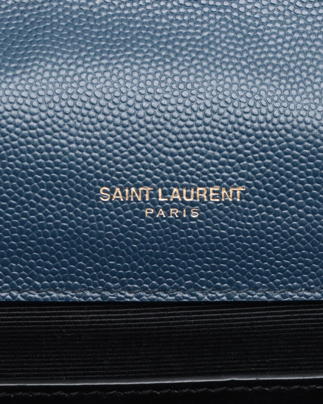 Saint Laurent Borsa Envelope Large Pelle Martellata Blu Navy luxury resale autentica - Aurea Luxury Lab