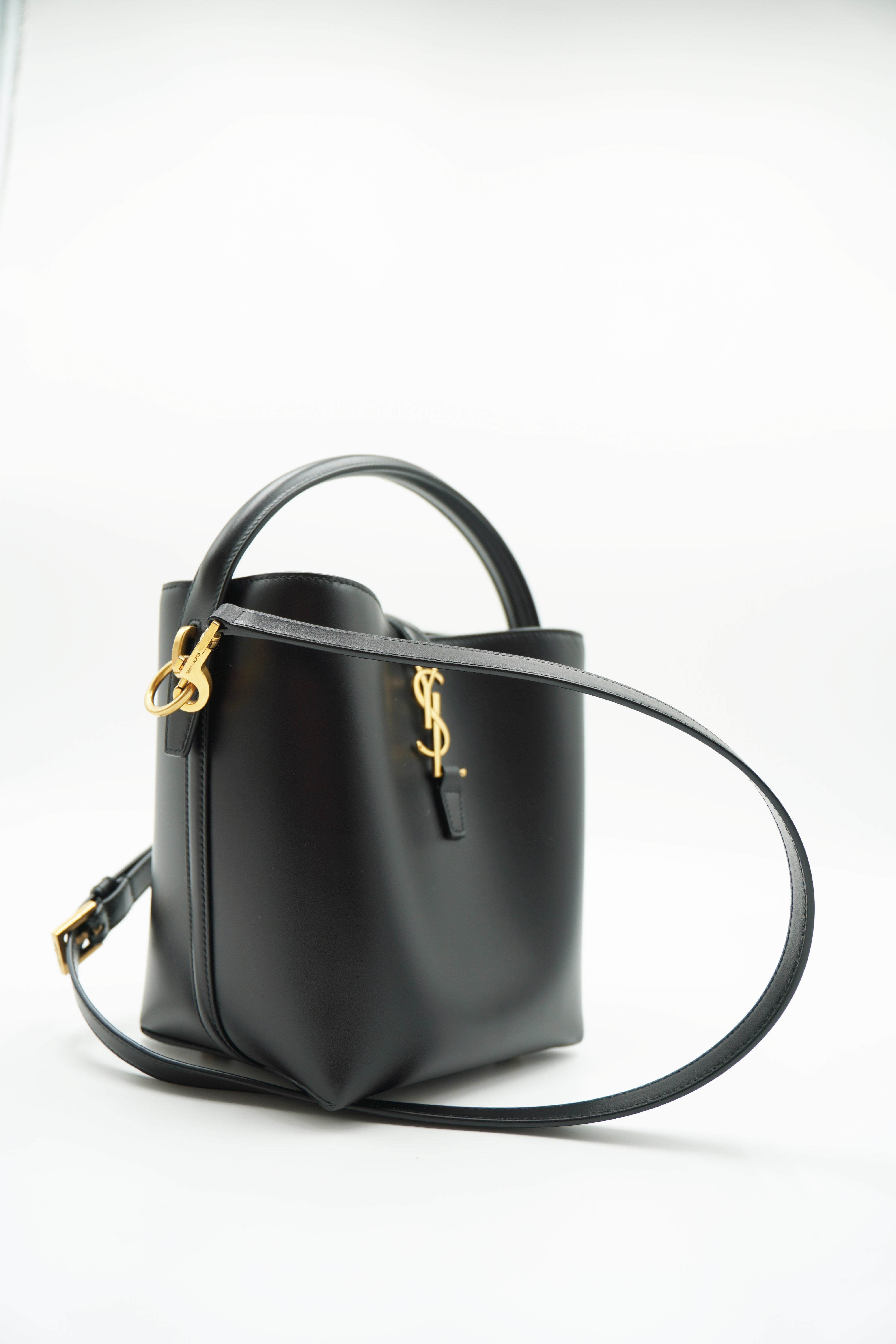 Saint Laurent Borsa Secchiello Le 37 Small Cassandre Pelle Nero Tracolla