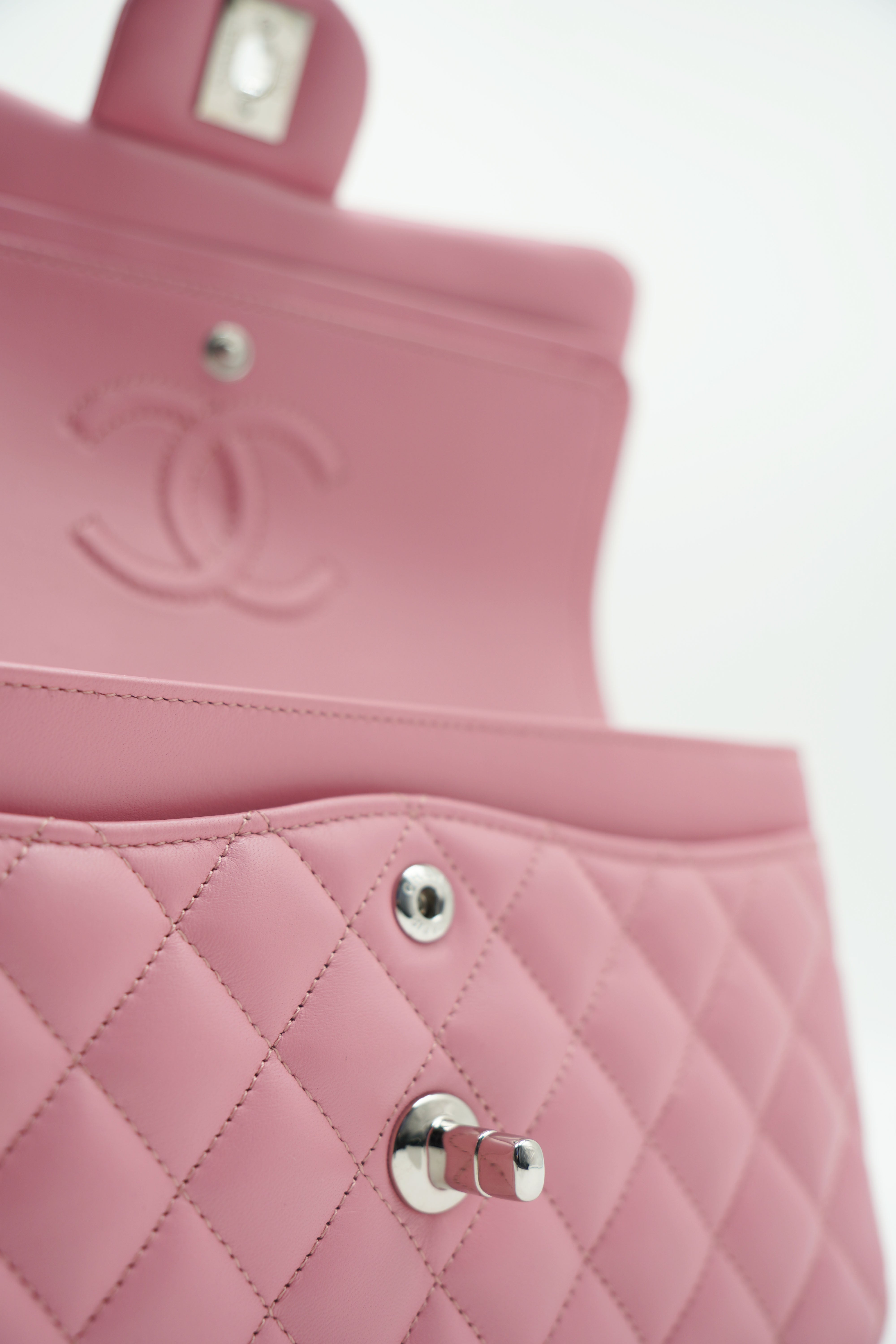 Come riconoscere una borsa Chanel originale: seriale, microchip e dettagli che fanno la differenza