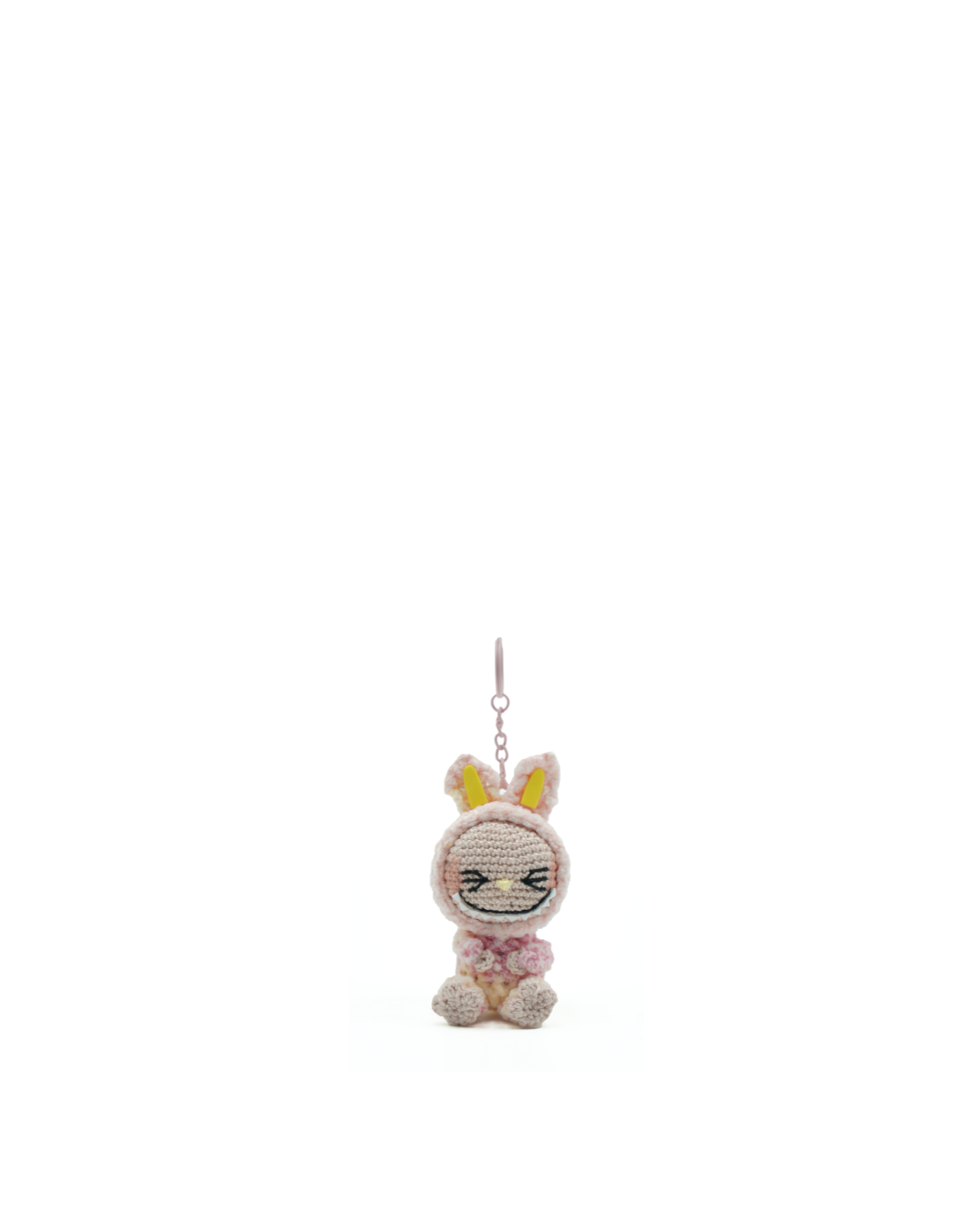 Mini Labubu peludo con dije de ganchillo