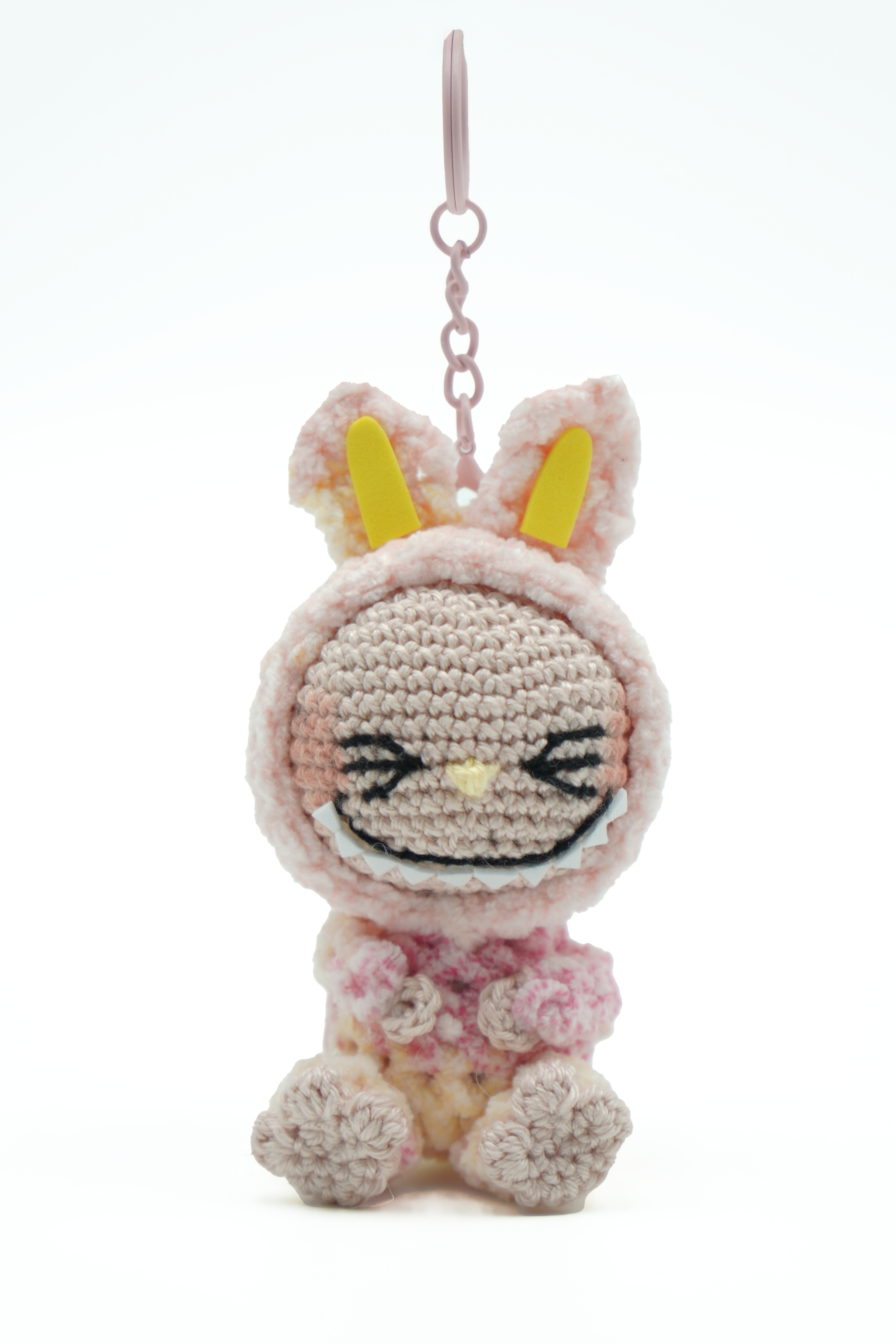 Mini Labubu peludo con dije de ganchillo