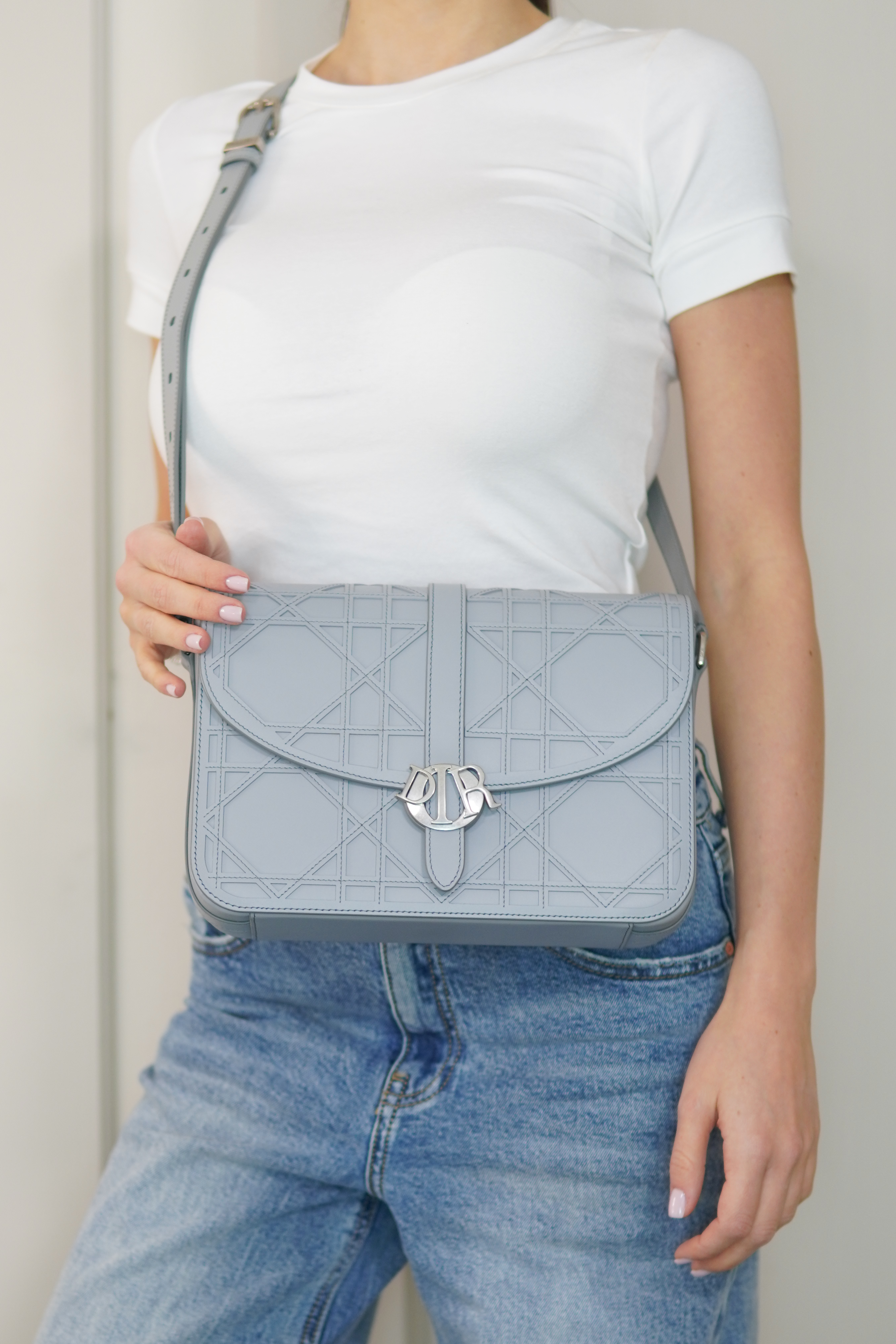 Bolso de hombro gris con dije de Christian Dior