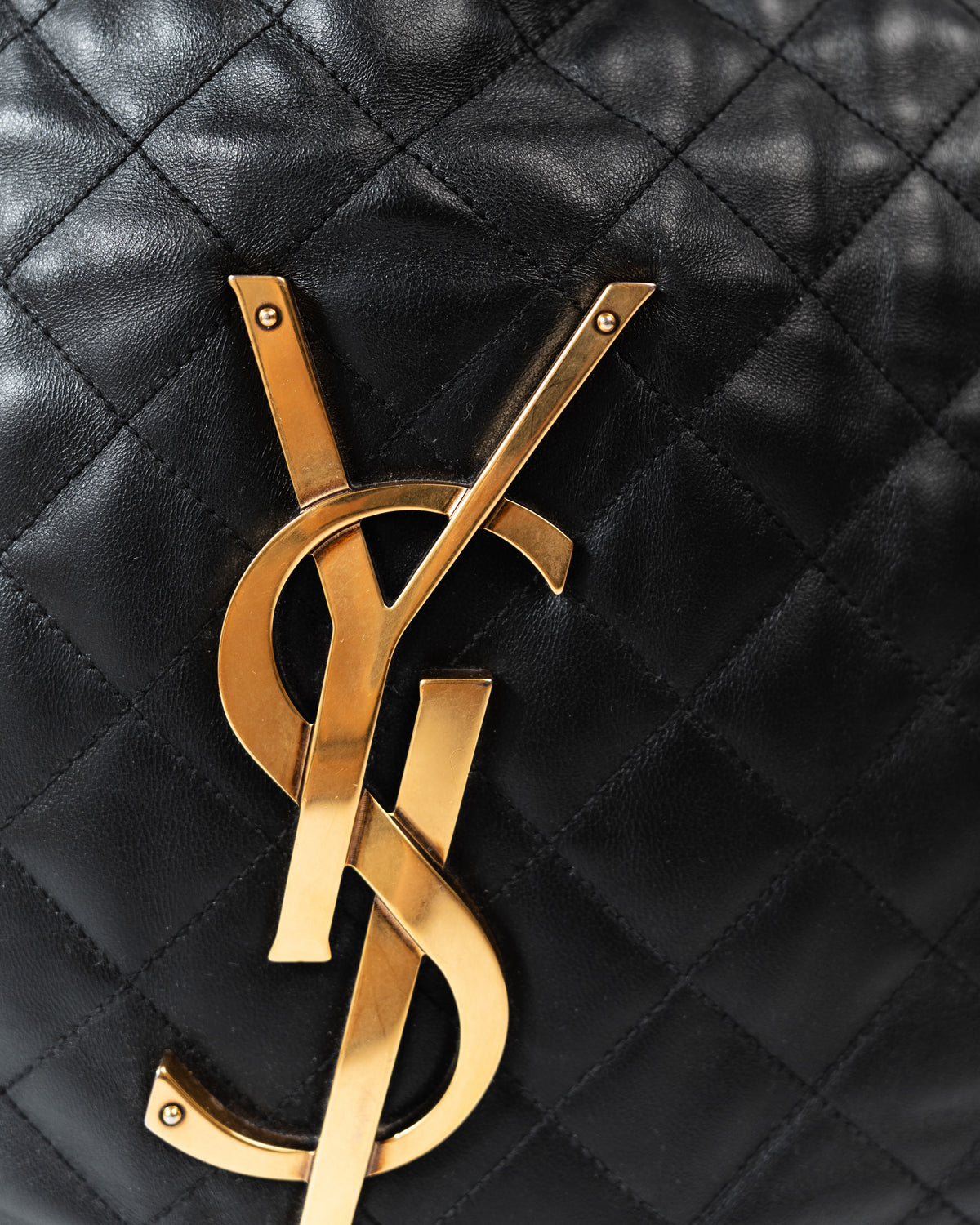 Saint Laurent Borsa Icare Maxi Pelle di Agnello Trapuntata Nera indossata a spalla, riferimento dimensioni - Aurea Luxury Lab