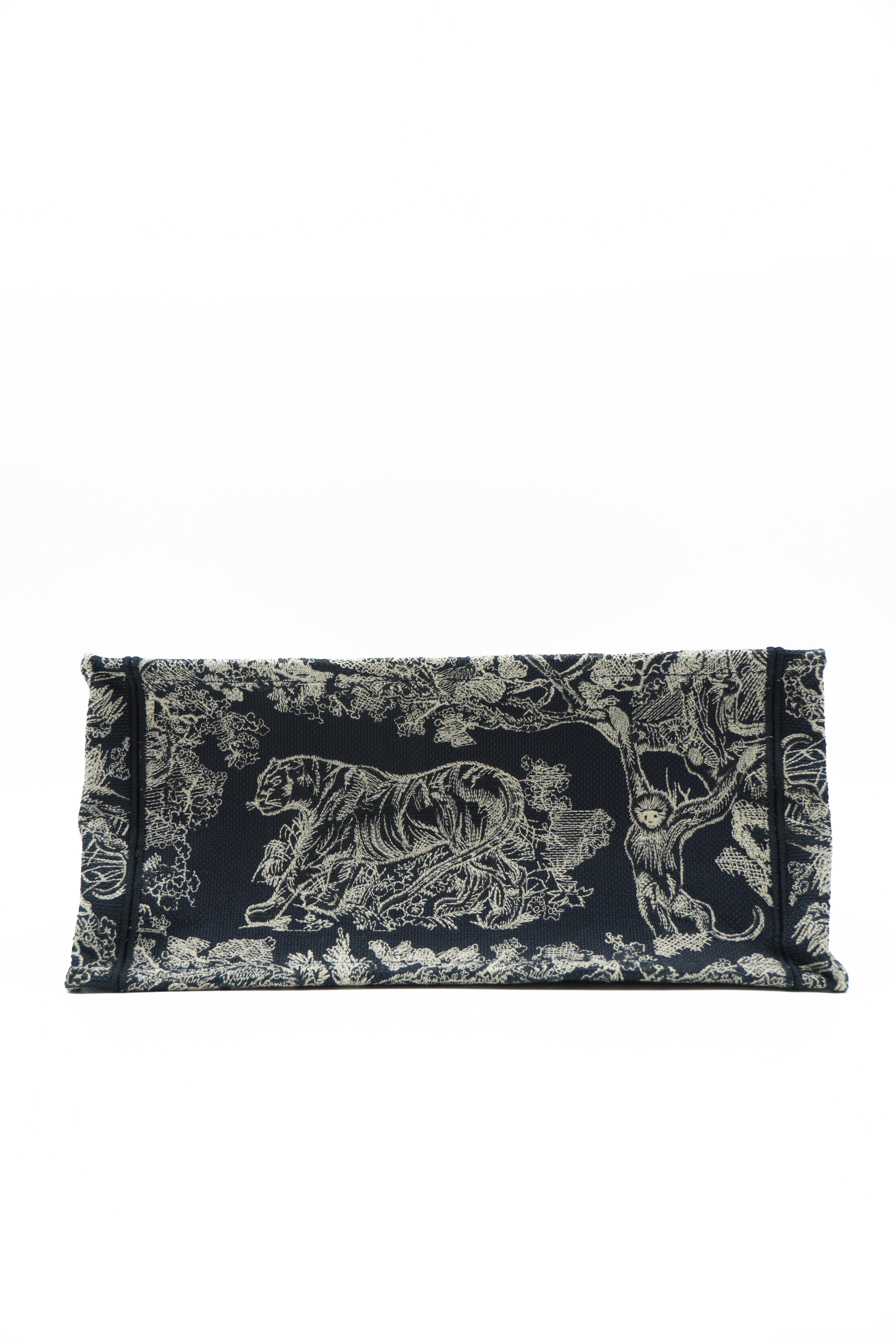 Dior Book Tote Bag Medium Embroidered Blue Ecru - Pre-owned Authentic