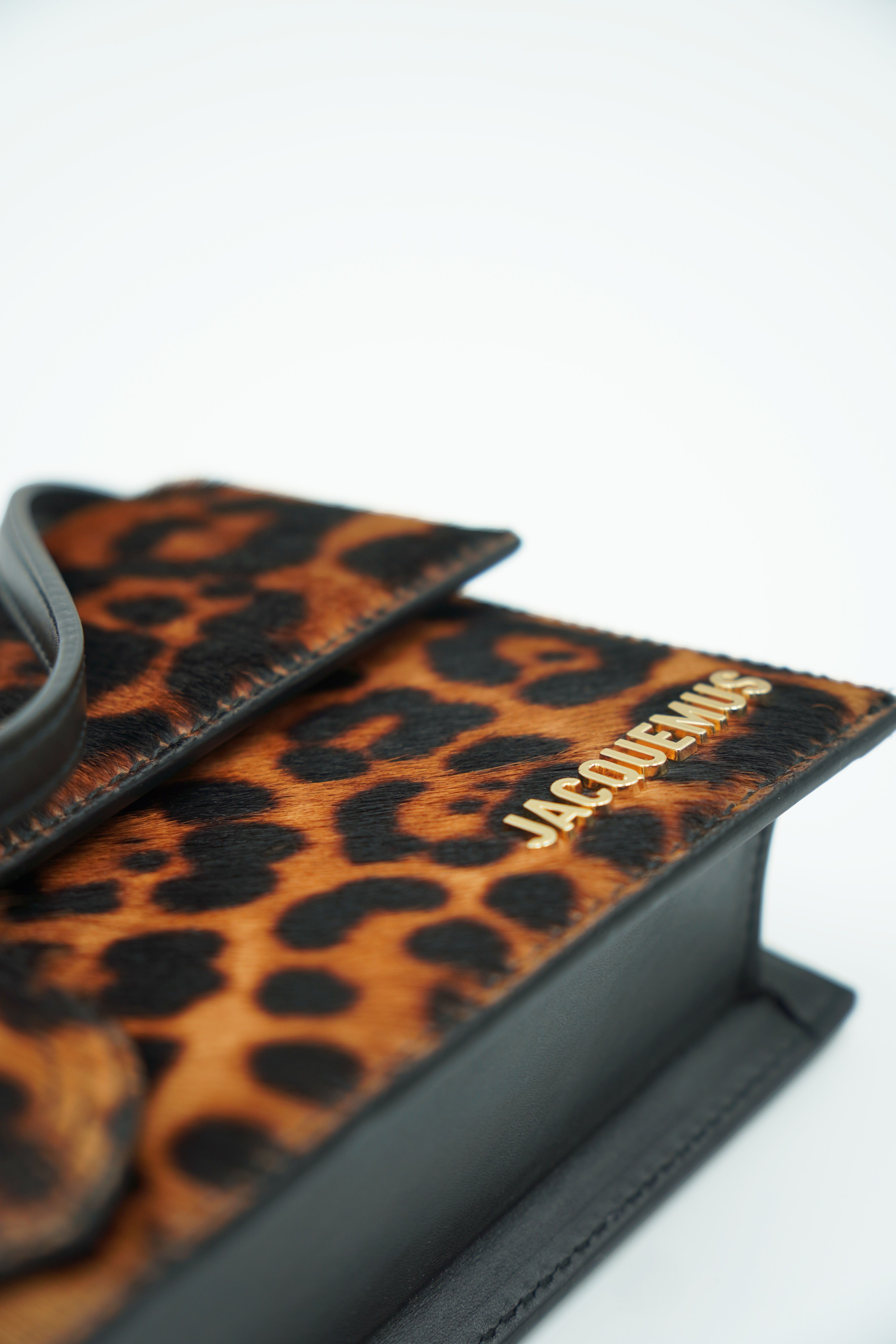 Bolso infantil largo con estampado de leopardo de Jacquemus