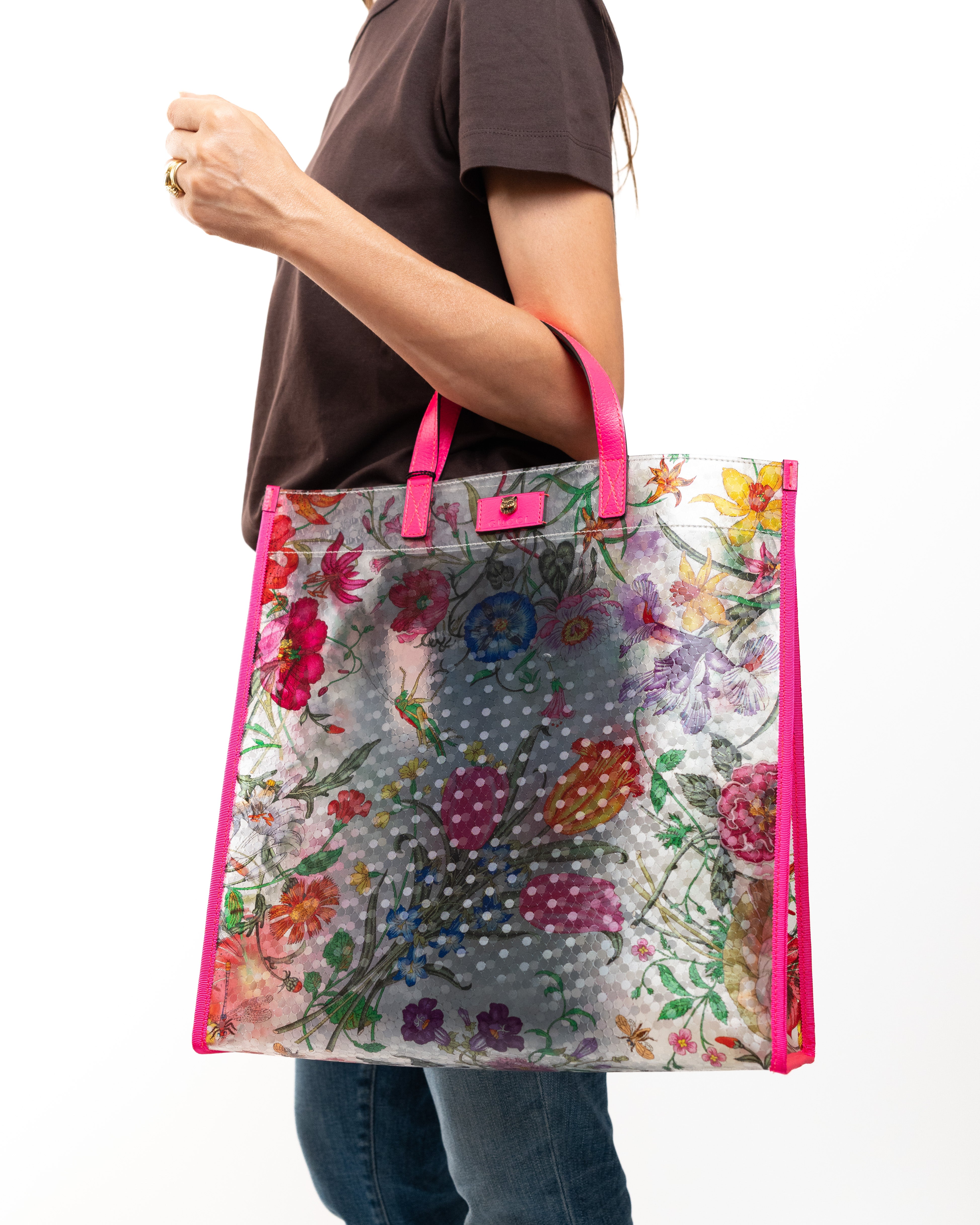 Gucci Borsa Tote Flora Vinile e Pelle Rosa indossata, riferimento dimensioni - Aurea Luxury Lab