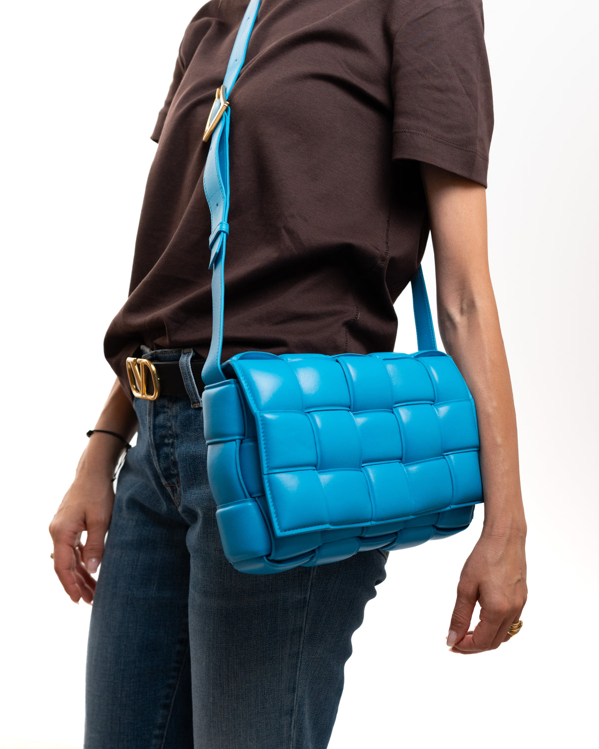 Bottega Veneta Borsa Padded Cassette Pelle Nappa Celeste indossata, riferimento dimensioni - Aurea Luxury Lab
