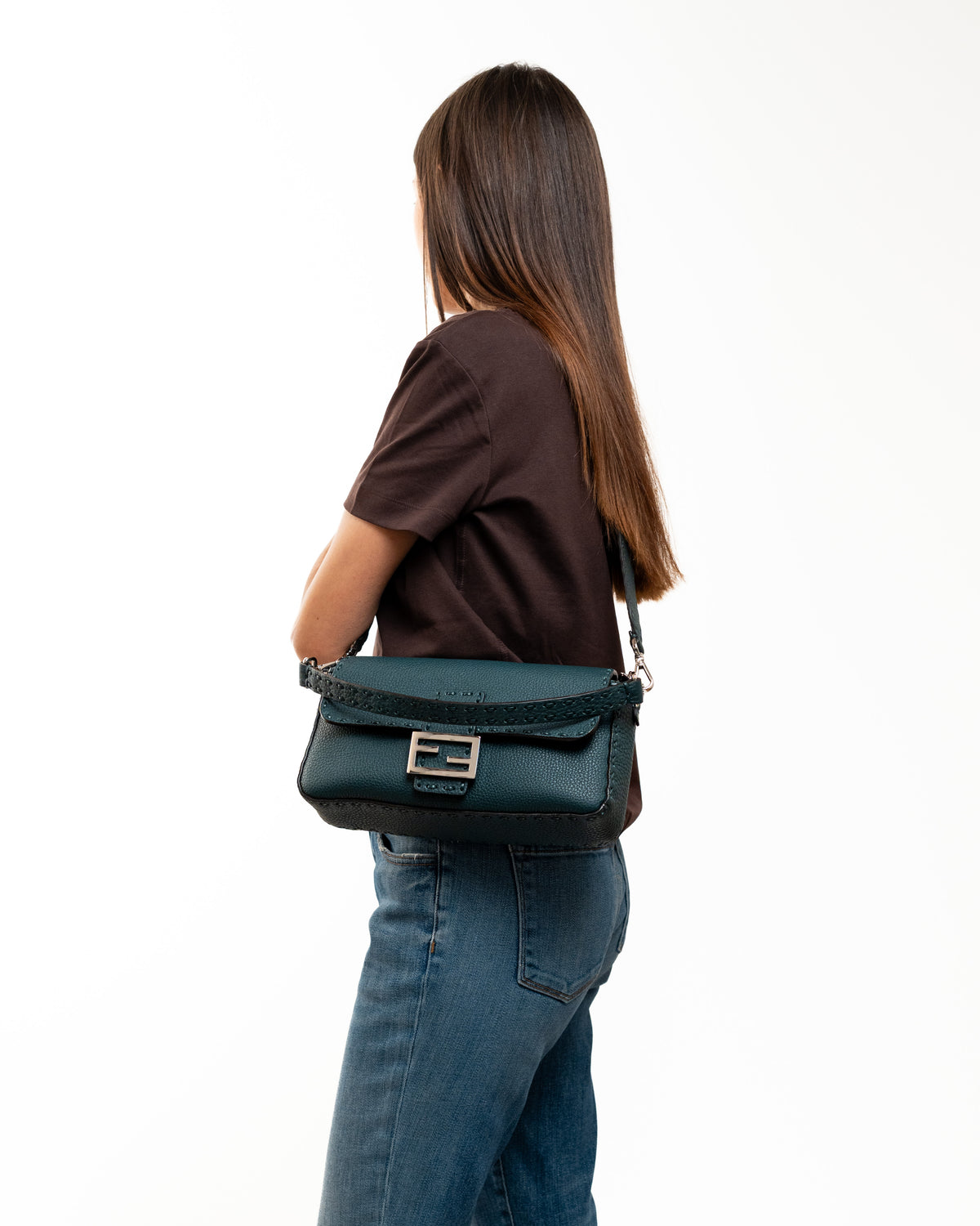 Fendi Borsa Baguette Cuoio Romano Selleria Petrolio indossata, riferimento dimensioni - Aurea Luxury Lab