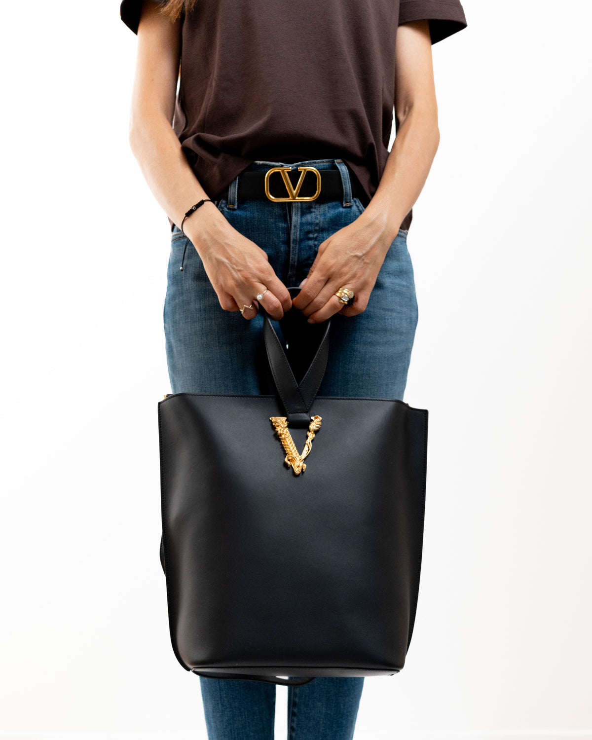 Versace Secchiello Shopper Virtus Large Pelle Nero indossata, riferimento dimensioni - Aurea Luxury Lab