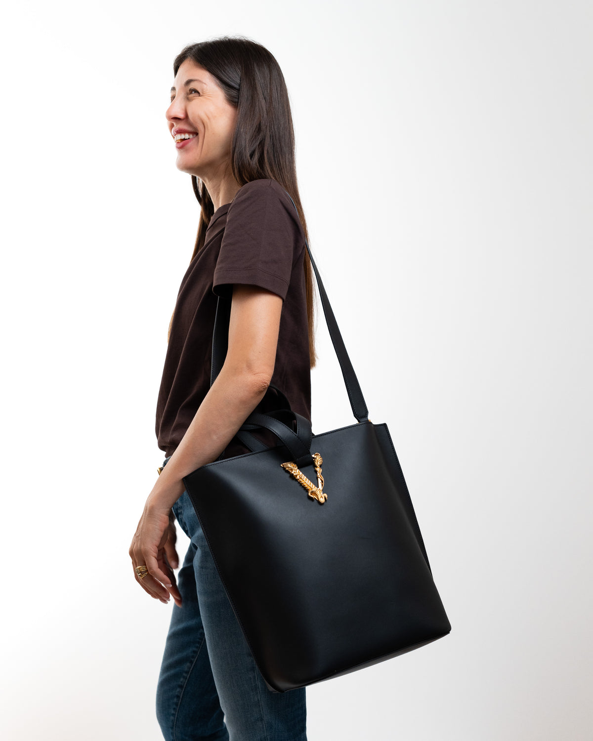 Versace Secchiello Shopper Virtus Large Pelle Nero indossata a spalla, riferimento proporzioni - Aurea Luxury Lab