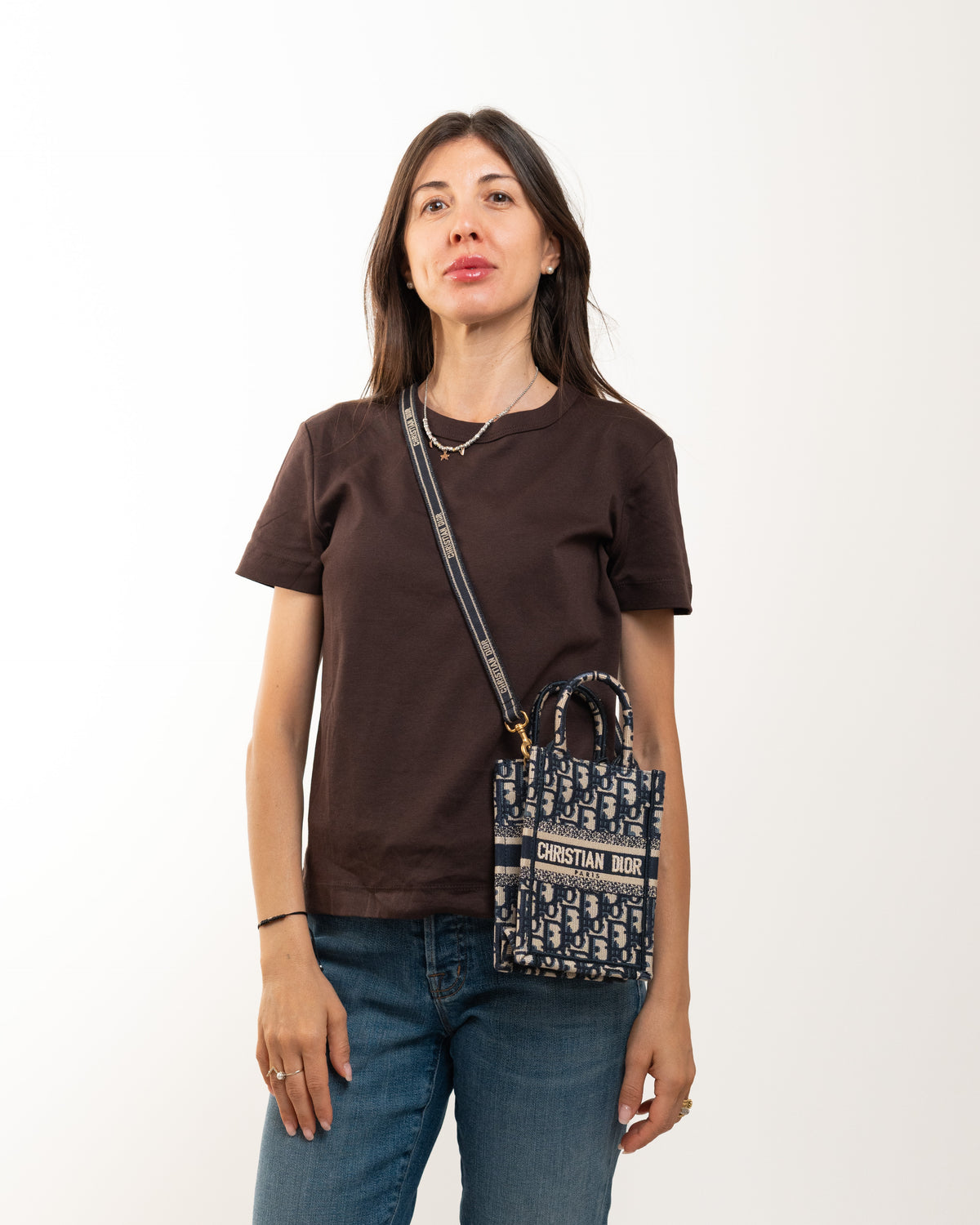 Dior Borsa Tracolla Mini Book Tote Blu indossata a tracolla, riferimento proporzioni - Aurea Luxury Lab