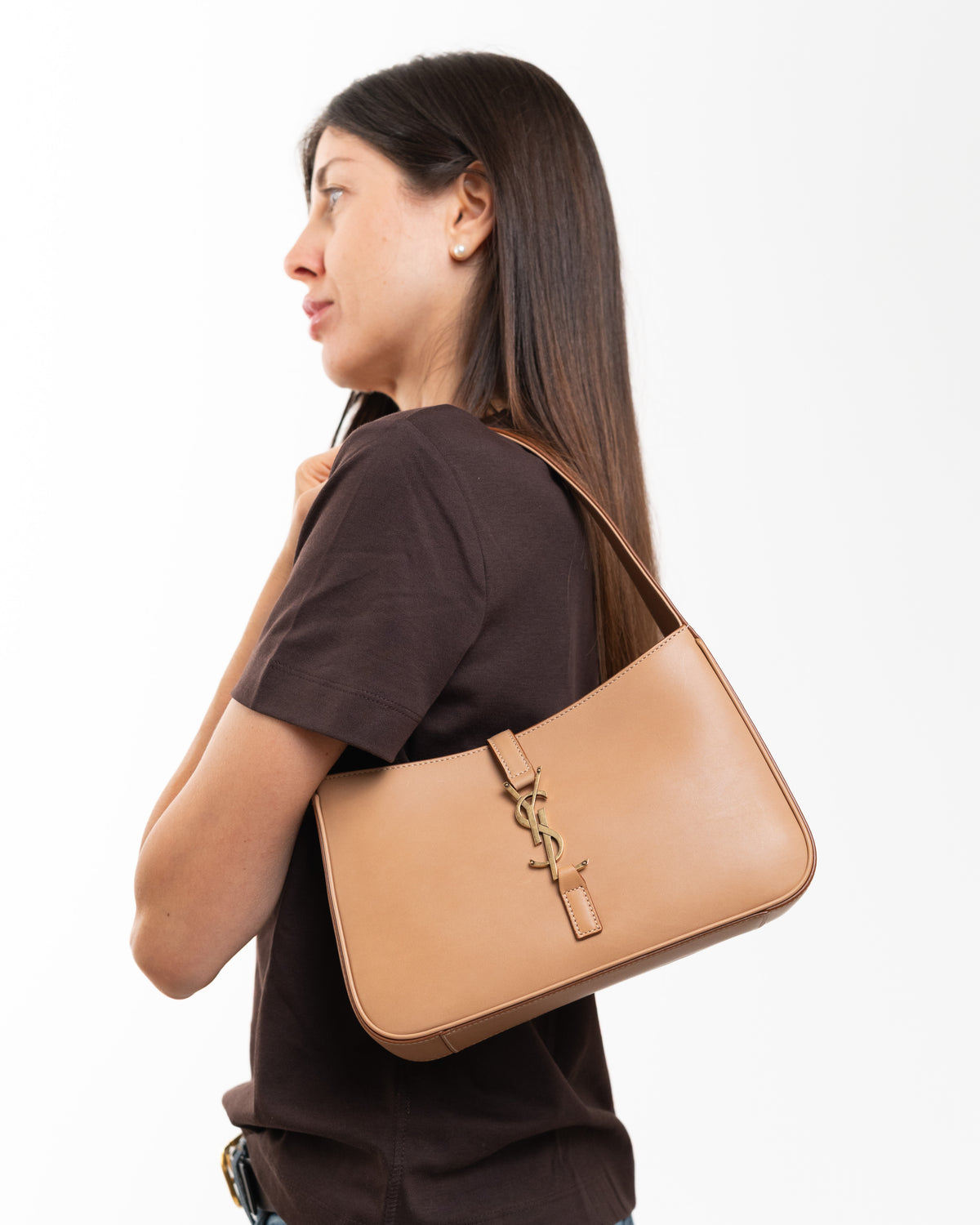 Saint Laurent Borsa Le 5 à 7 Pelle Vitello Nude indossata, riferimento dimensioni - Aurea Luxury Lab