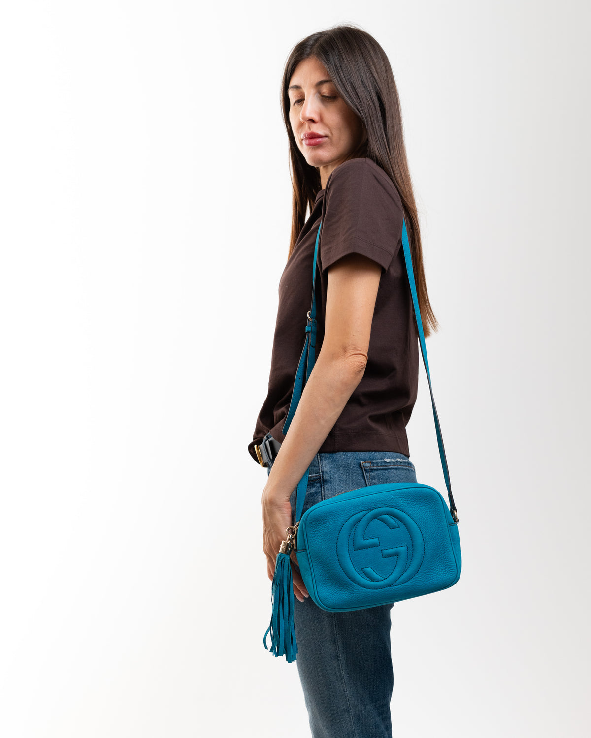 Gucci Borsa Soho Disco In Nappa Azzurra indossata, riferimento dimensioni - Aurea Luxury Lab