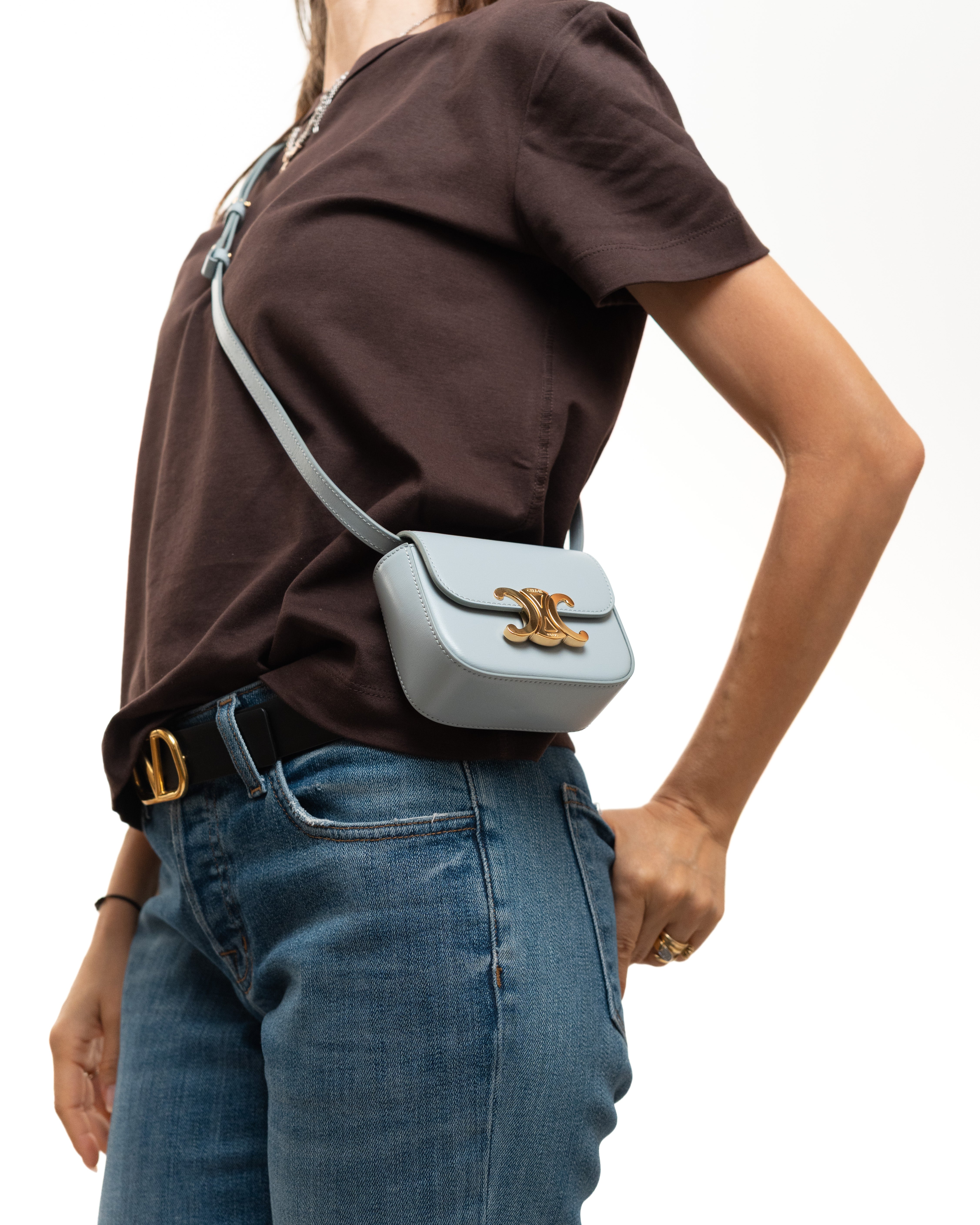 Celine Borsa Claude Mini Pelle di Vitello Celeste indossata, riferimento dimensioni - Aurea Luxury Lab