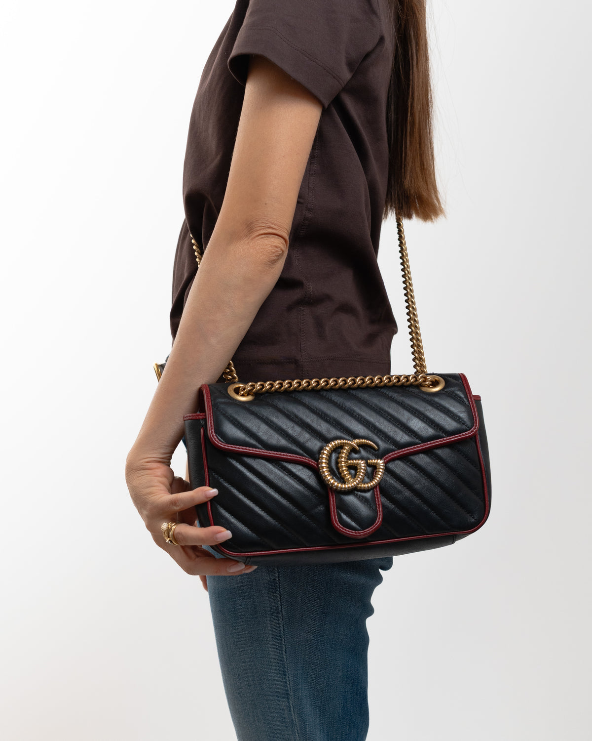 Gucci Borsa GG Marmont Small Pelle Matelassé Nera indossata, riferimento dimensioni - Aurea Luxury Lab
