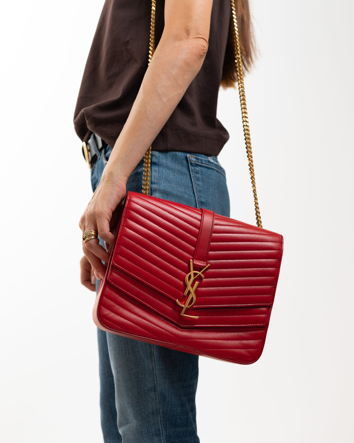 Saint Laurent Borsa Sulpice Pelle Agnello Rossa indossata a tracolla, riferimento proporzioni - Aurea Luxury Lab