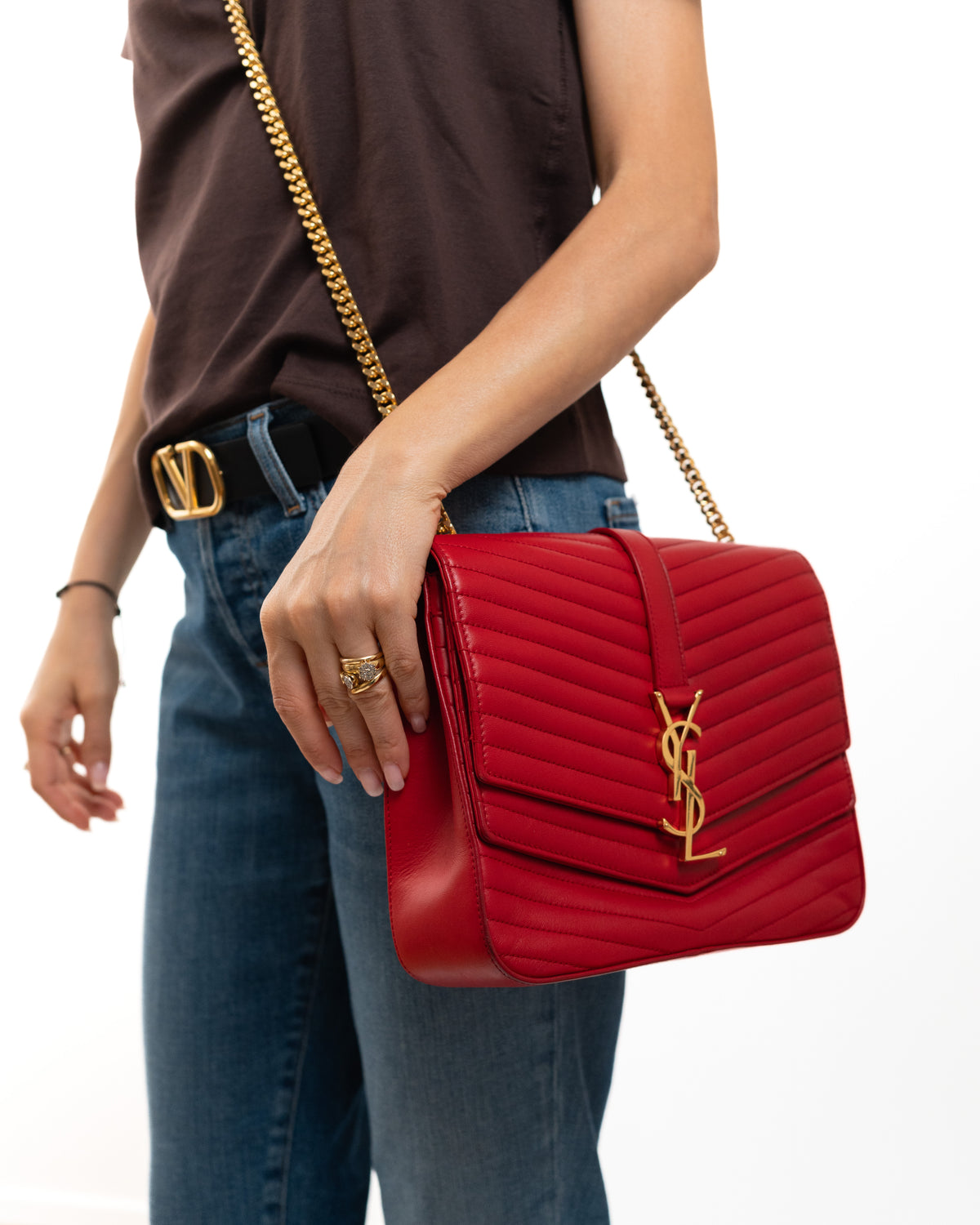 Saint Laurent Borsa Sulpice Pelle Agnello Rossa indossata, riferimento dimensioni - Aurea Luxury Lab