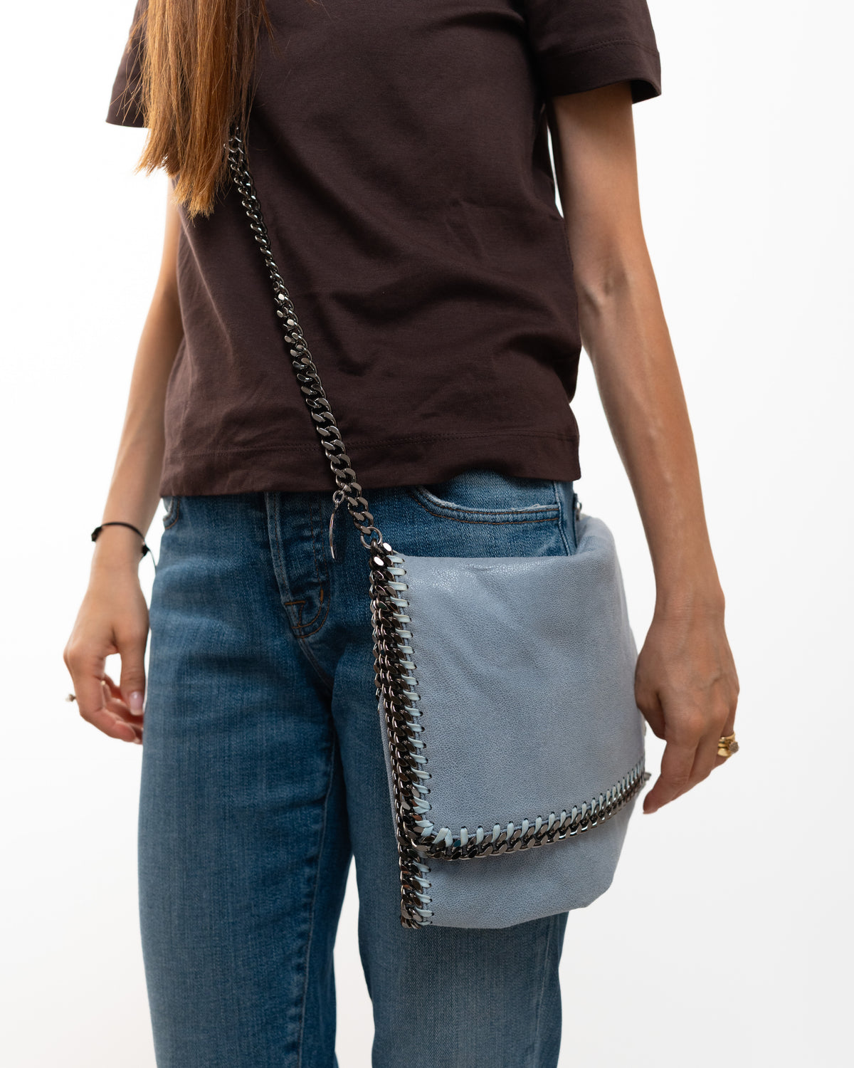 Stella McCartney Borsa Tracolla Tela Celeste indossata, riferimento dimensioni - Aurea Luxury Lab