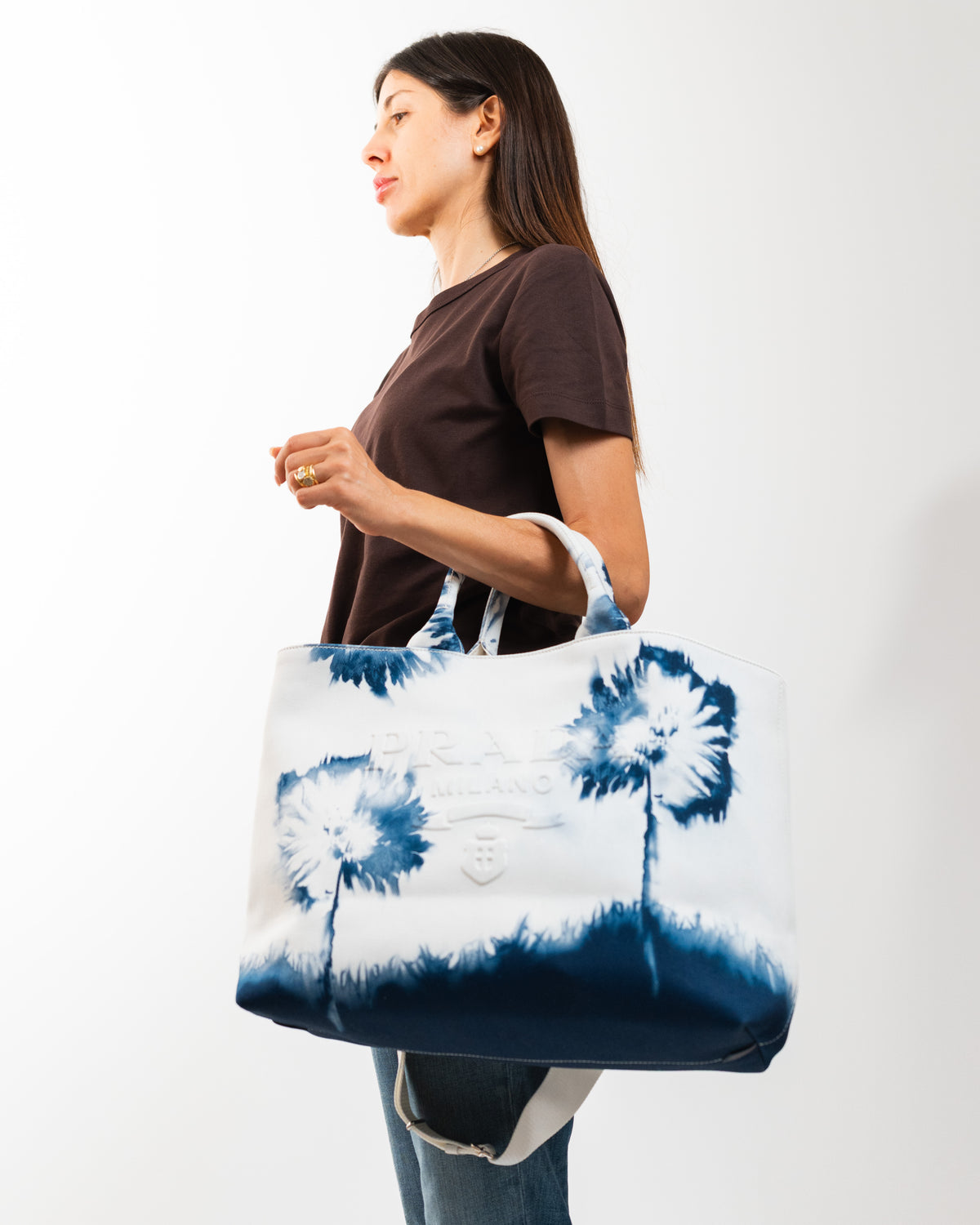Prada Borsa Tote Canvas Drill Tie-Dye Blu e Bianco indossata, riferimento dimensioni - Aurea Luxury Lab