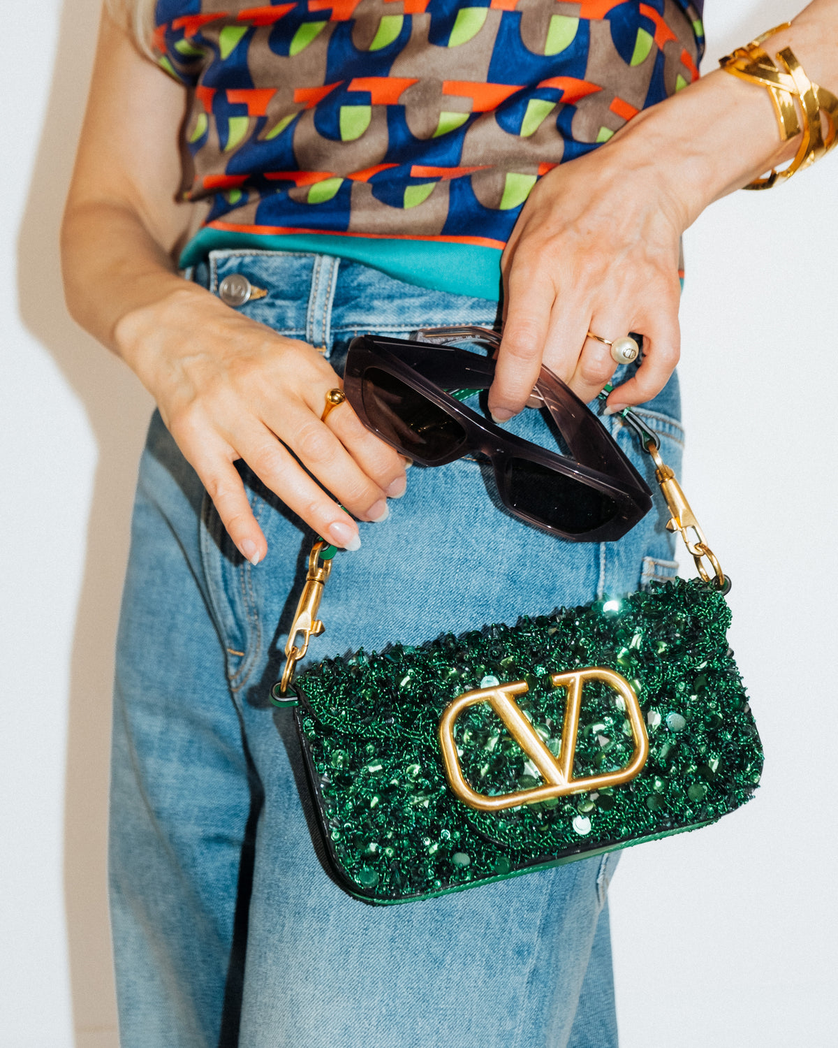 Valentino Garavani Borsa Locò Con Paillettes Verde indossata, riferimento dimensioni - Aurea Luxury Lab