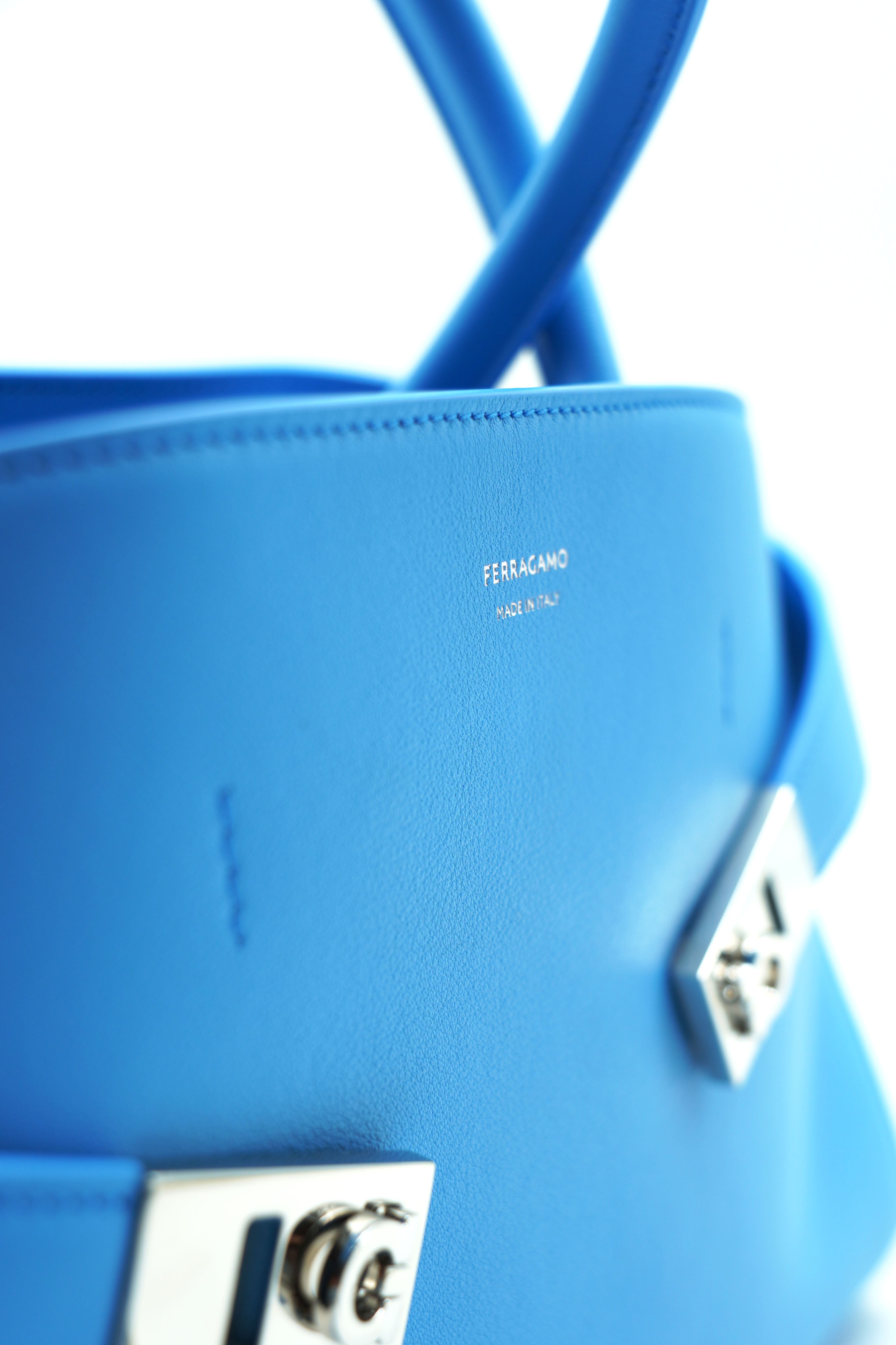 Salvatore Ferragamo Borsa Hug Media Celeste
