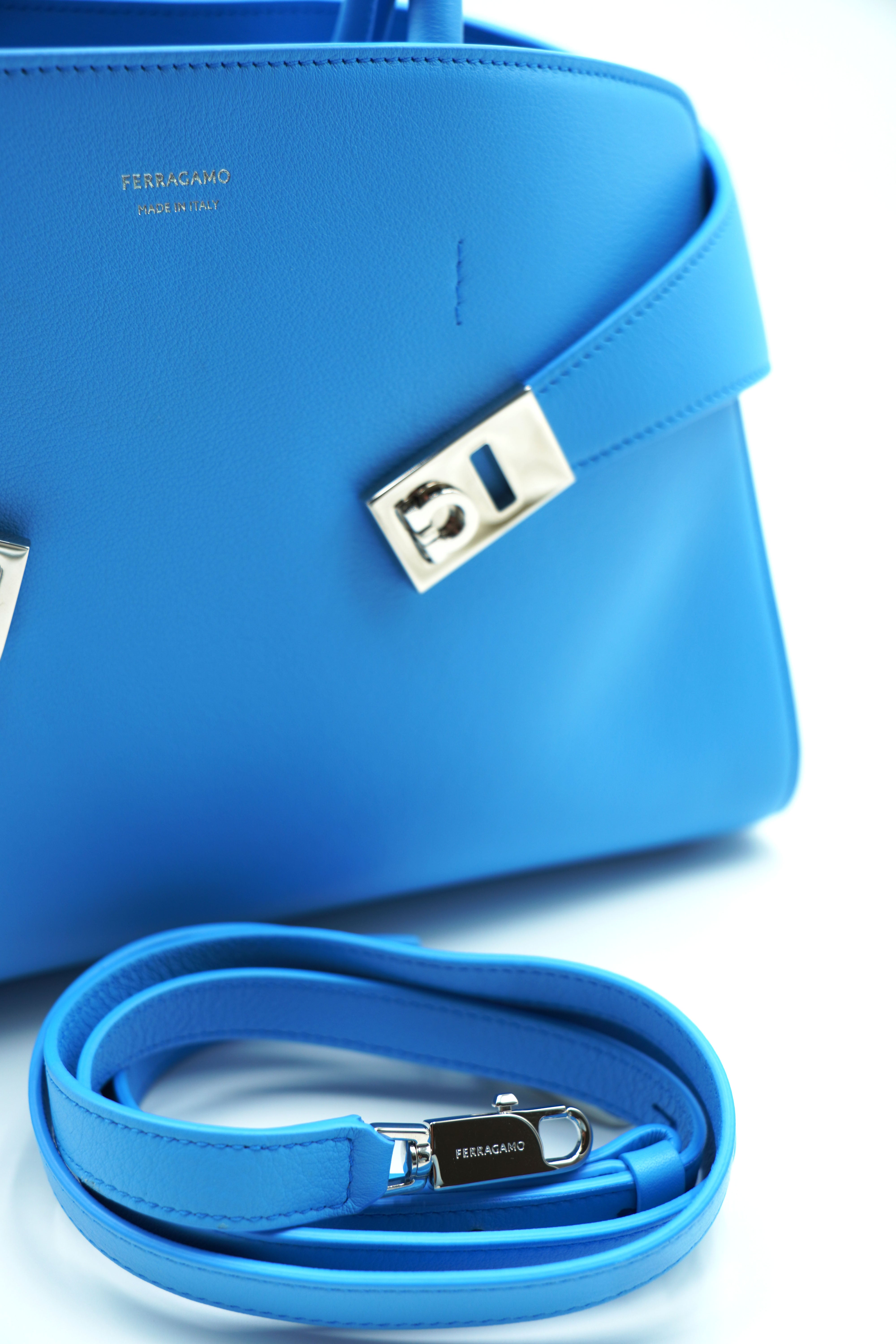 Salvatore Ferragamo Borsa Hug Media Celeste