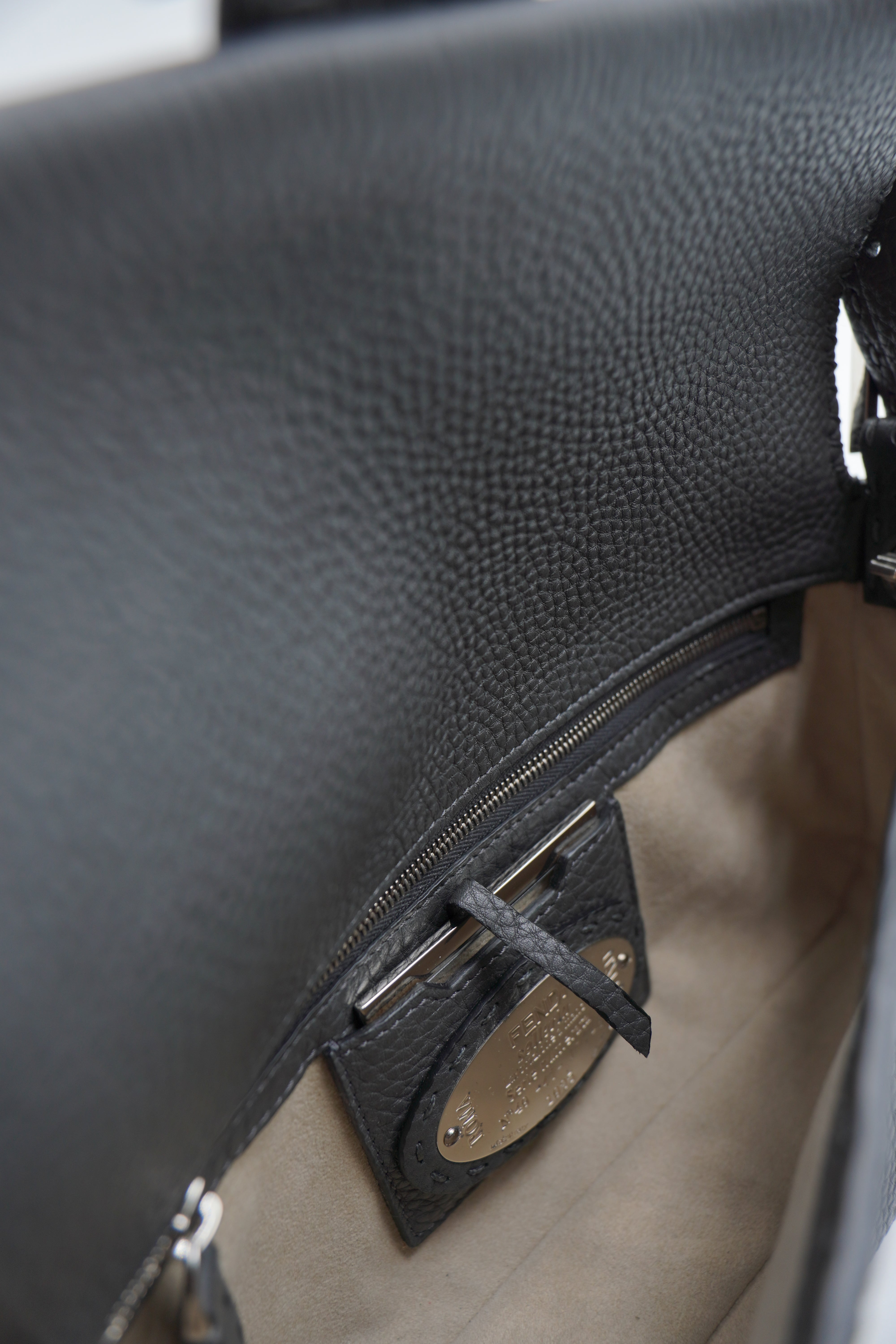 Bolso Baguette Fendi de piel martillada, edición limitada, Selleria