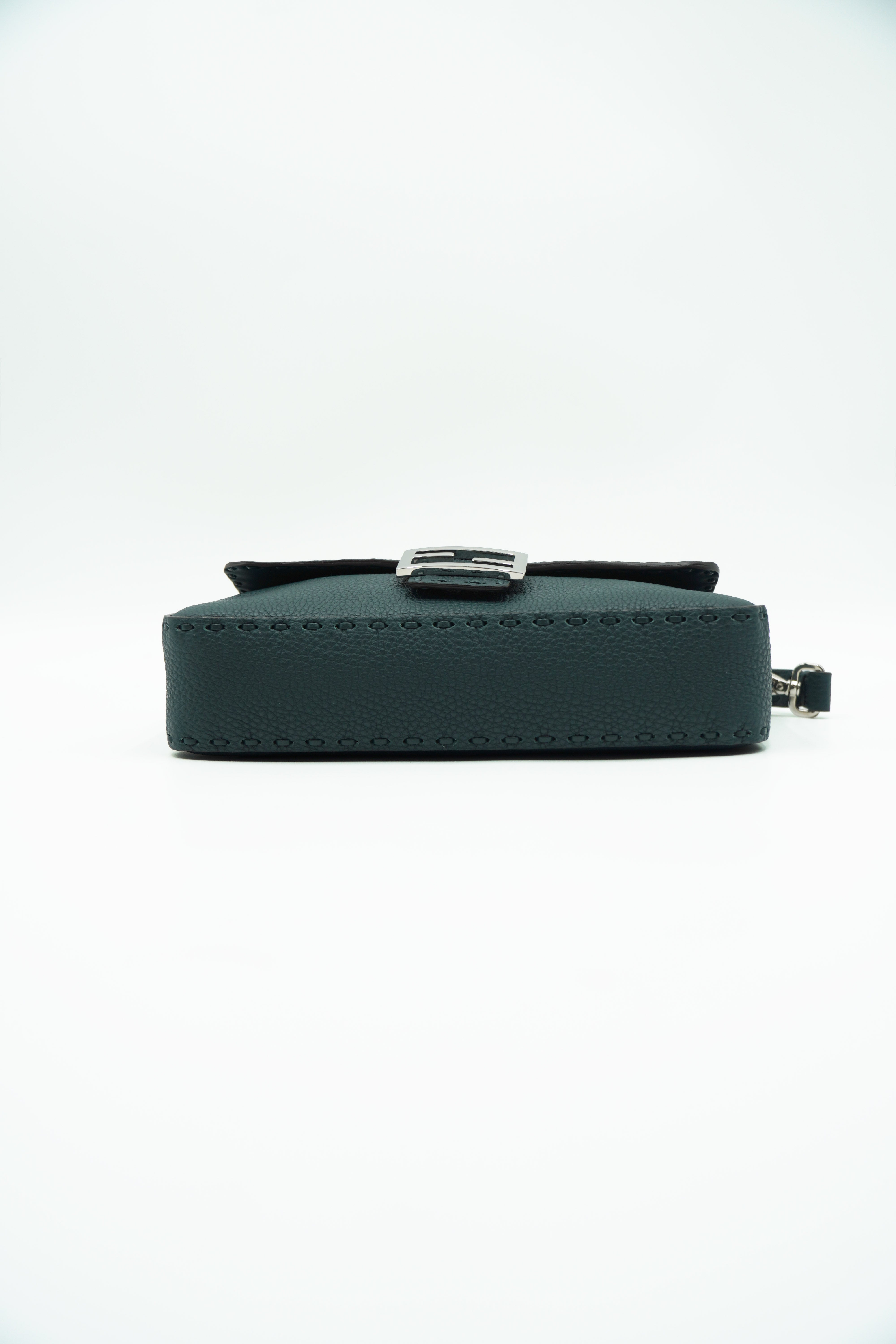 Fendi Borsa Baguette Cuoio romano Selleria Petrolio usata autentica - Aurea Luxury Lab