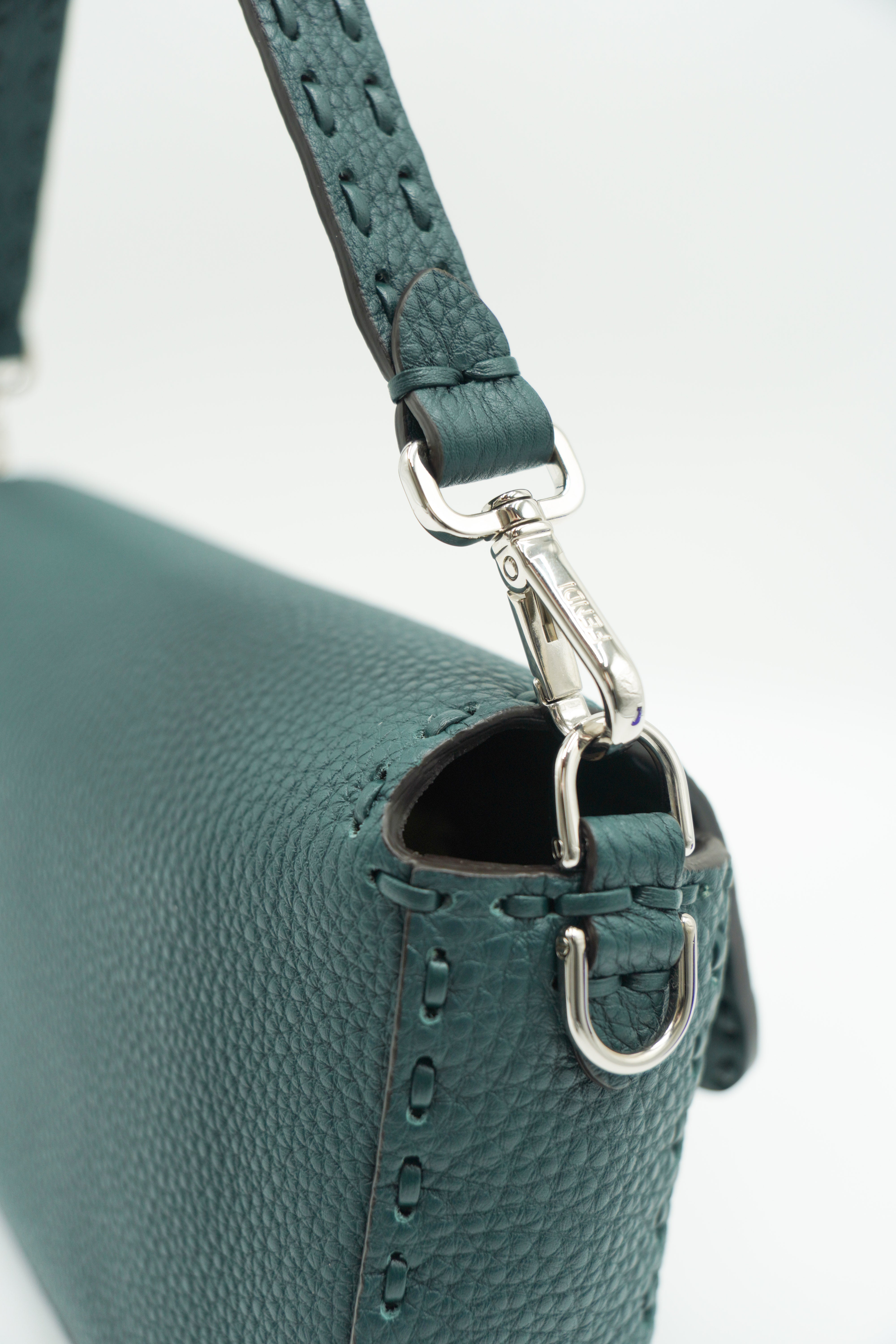 Fendi Borsa Baguette Cuoio romano Selleria Petrolio luxury resale autentica - Aurea Luxury Lab