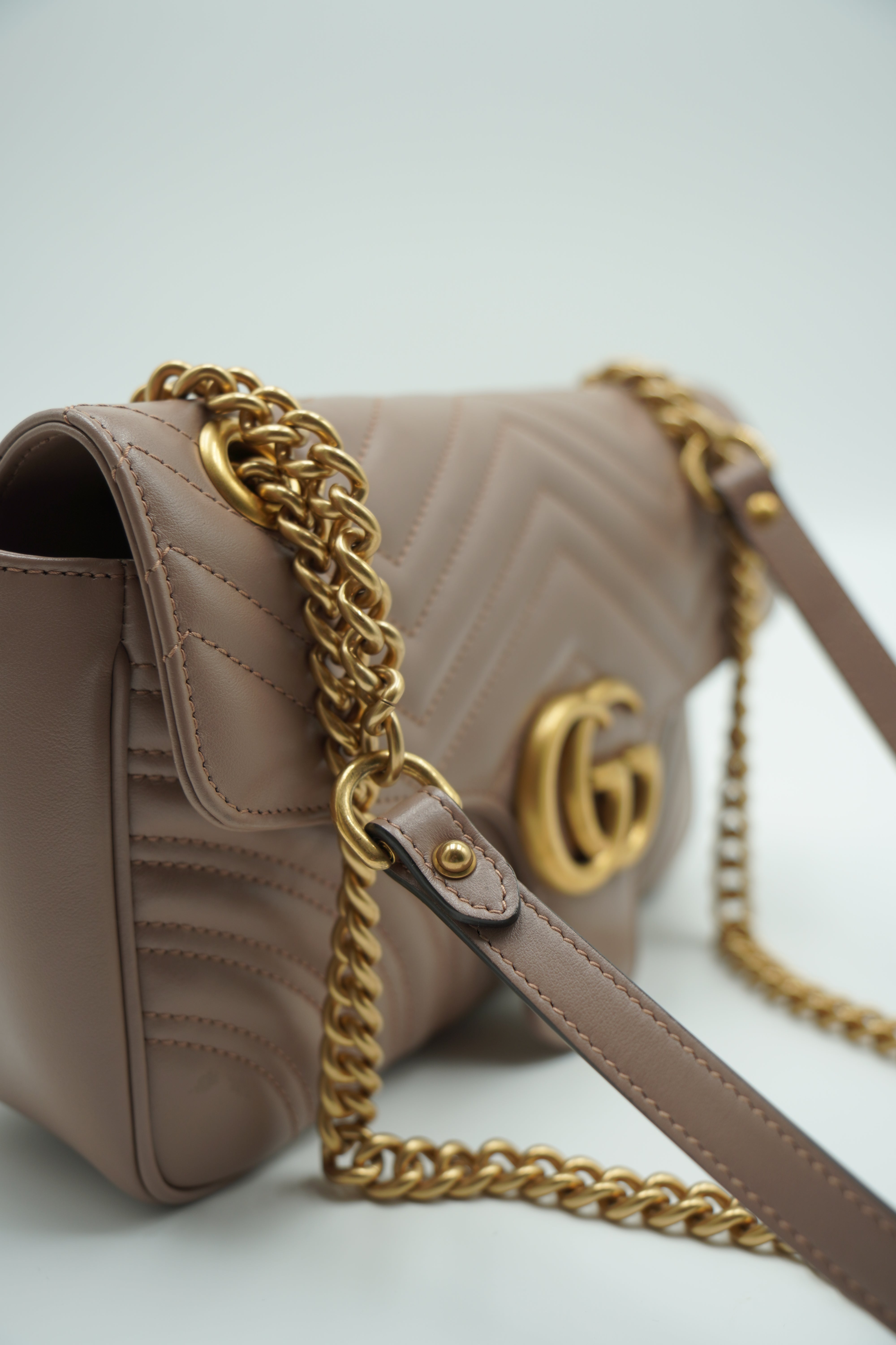 Bolso de hombro pequeño Gucci Marmont GG rosa